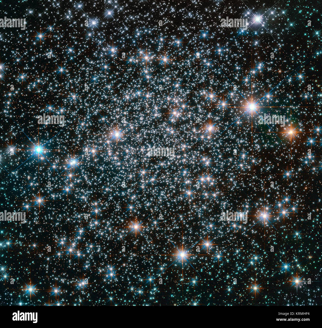 Ce 10,5 milliards de ans, l'amas globulaire NGC 6496, est le foyer de stars heavy-metal d'une nature céleste ! Les stars qui composent ce groupe sont sphériques spectaculaire enrichie en proportion nettement plus élevée de métaux - les éléments plus lourds que l'hydrogène et l'hélium, sont curieusement en astronomie connu sous le nom de métaux lourds - que d'étoiles trouvés en grappes semblables. Une poignée de ces étoiles sont aussi métallicité étoiles variables, ce qui signifie que leur luminosité varie au fil du temps. NGC 6496 accueille une sélection de variables à longue période - étoiles pulsantes géant dont la luminosité peut prendre jusqu'à, et même plus, un millier de jours Banque D'Images
