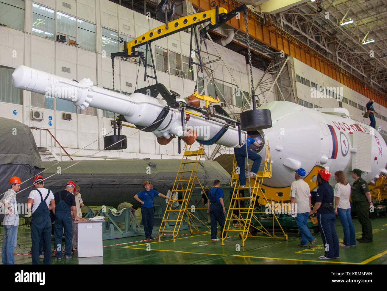 La fusée Soyouz et Soyouz MS-01 sonde sont assemblées Dimanche 3 juillet 2016 au cosmodrome de Baïkonour au Kazakhstan. L'astronaute de la NASA Kate Rubins, cosmonaute russe Anatoly Ivanishin de l'agence spatiale russe Roscosmos, astronaute et Takuya Onishi de l'Agence japonaise d'exploration aérospatiale (JAXA) sera lancé depuis le cosmodrome de Baïkonour au Kazakhstan le matin du 7 juillet, le kazakh (6 juillet Heure de l'Est.) Les trois aura dépensé environ quatre mois sur le complexe orbital, retour sur Terre en octobre. Crédit photo : NASA/Alexander Vysotsky) Expedition 48 Déploiement Soyouz (AC201607030101) Banque D'Images La fusée Soyouz et Soyouz MS-01 sonde sont assemblées Dimanche 3 juillet 2016 au cosmodrome de Baïkonour au Kazakhstan. L'astronaute de la NASA Kate Rubins, cosmonaute russe Anatoly Ivanishin de l'agence spatiale russe Roscosmos, astronaute et Takuya Onishi de l'Agence japonaise d'exploration aérospatiale (JAXA) sera lancé depuis le cosmodrome de Baïkonour au Kazakhstan le matin du 7 juillet, le kazakh (6 juillet Heure de l'Est.) Les trois aura dépensé environ quatre mois sur le complexe orbital, retour sur Terre en octobre. Crédit photo : NASA/Alexander Vysotsky) Expedition 48 Déploiement Soyouz (AC201607030101) Banque D'Images