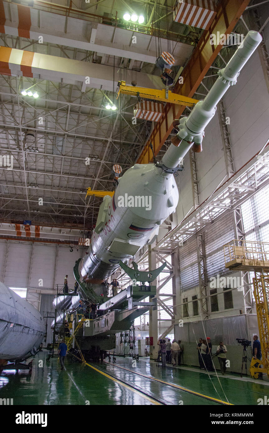 La fusée Soyouz et Soyouz MS-01 sonde sont assemblées Dimanche 3 juillet 2016 au cosmodrome de Baïkonour au Kazakhstan. L'astronaute de la NASA Kate Rubins, cosmonaute russe Anatoly Ivanishin de l'agence spatiale russe Roscosmos, astronaute et Takuya Onishi de l'Agence japonaise d'exploration aérospatiale (JAXA) sera lancé depuis le cosmodrome de Baïkonour au Kazakhstan le matin du 7 juillet, le kazakh (6 juillet Heure de l'Est.) Les trois aura dépensé environ quatre mois sur le complexe orbital, retour sur Terre en octobre. Crédit photo : NASA/Alexander Vysotsky) Expedition 48 Déploiement Soyouz (AC201607030104) Banque D'Images La fusée Soyouz et Soyouz MS-01 sonde sont assemblées Dimanche 3 juillet 2016 au cosmodrome de Baïkonour au Kazakhstan. L'astronaute de la NASA Kate Rubins, cosmonaute russe Anatoly Ivanishin de l'agence spatiale russe Roscosmos, astronaute et Takuya Onishi de l'Agence japonaise d'exploration aérospatiale (JAXA) sera lancé depuis le cosmodrome de Baïkonour au Kazakhstan le matin du 7 juillet, le kazakh (6 juillet Heure de l'Est.) Les trois aura dépensé environ quatre mois sur le complexe orbital, retour sur Terre en octobre. Crédit photo : NASA/Alexander Vysotsky) Expedition 48 Déploiement Soyouz (AC201607030104) Banque D'Images