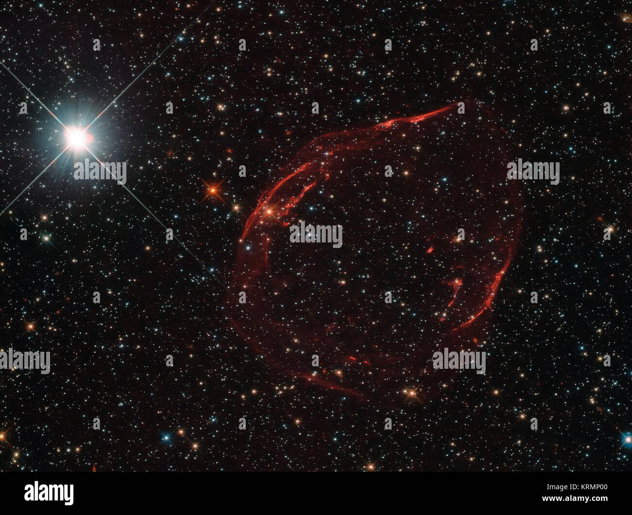 Il y a plusieurs milliers d'années, une étoile quelque 160 000 années-lumière de nous a explosé, dispersant des éclats d'étoiles dans le ciel. Le lendemain de cette détonation est montré ici dans cette image saisissante de la NASA/ESA Hubble Space Telescope's Wide Field Camera 3. L'explosion d'une étoile est une naine blanche située dans le Grand Nuage de Magellan, l'un de nos plus proches galaxies voisines. Environ 97 d'étoiles dans la Voie Lactée que sont entre un dixième et huit fois la masse du Soleil devraient finir en naines blanches. Ces étoiles peuvent faire face à un certain nombre de destins différents, dont un est à e Banque D'Images