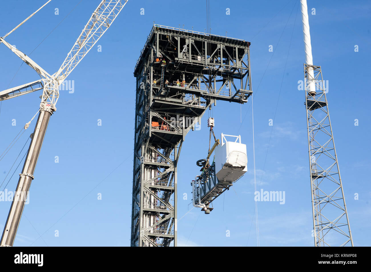 L'équipage de l'équipage du bras d'accès commercial Programme (CCP) d'être installé à la tour au pad 41. KSC-20160815-PH KLS01 0040 (28719573550) Banque D'Images