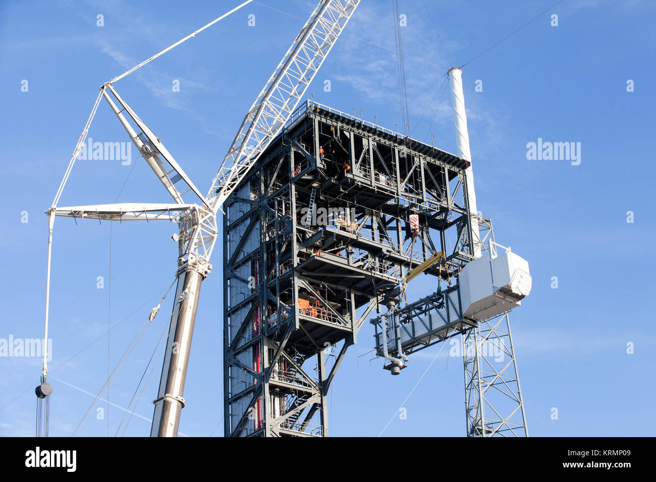 L'équipage de l'équipage du bras d'accès commercial Programme (CCP) d'être installé à la tour au pad 41. KSC-20160815-PH KLS01 0149 (28385970494) Banque D'Images