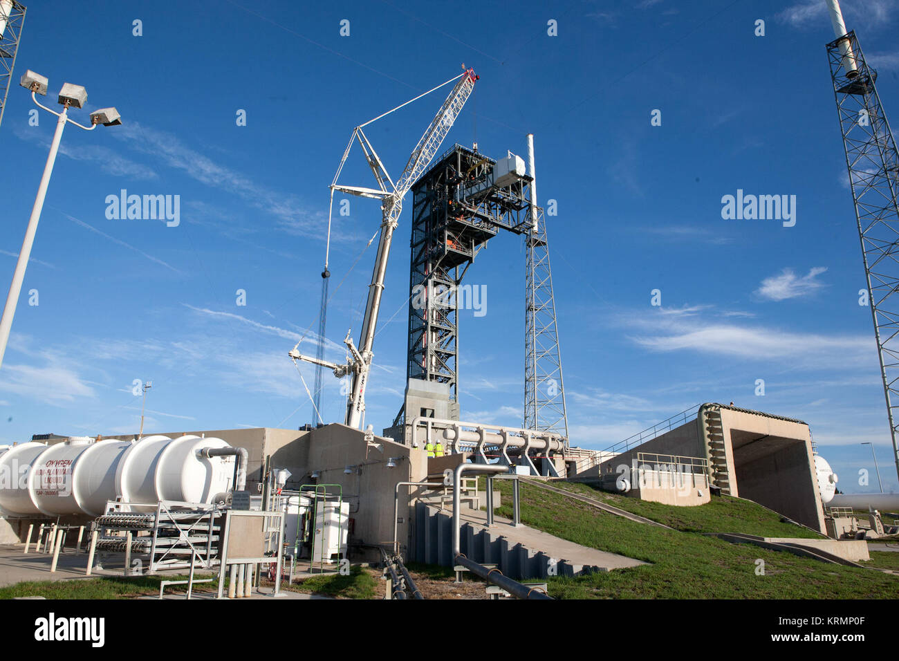 L'équipage de l'équipage du bras d'accès commercial Programme (CCP) d'être installé à la tour au pad 41. KSC-20160815-PH KLS01 0056 (28719571420) Banque D'Images