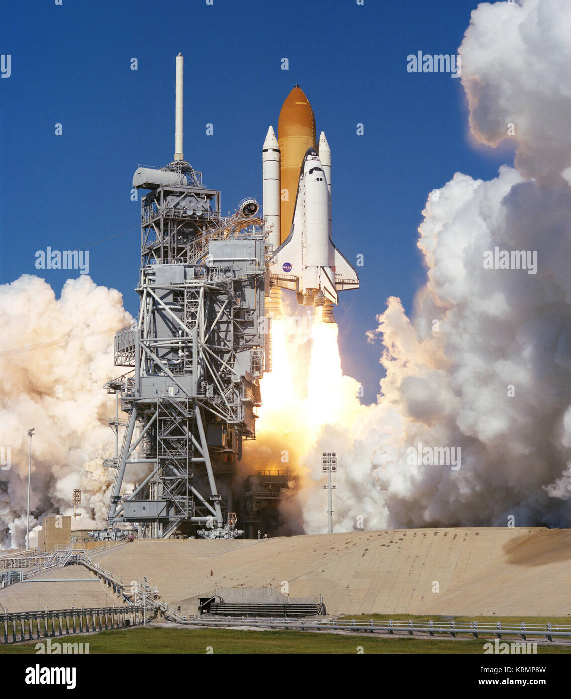 29 octobre 1998 -- La navette spatiale Discovery décolle de lancement 39B pour commencer une mission de neuf jours en Terre-orbite. Lancement était à 2:19 h HNE, le 29 octobre 1998. À bord ont été Curtis L. Brown Jr., Steven W. Lindsey, F. Scott Parazynski, Steven K. Robinson, Pedro Duque, sénateur américain John H. Glenn Jr. et Chiaki Naito-Mukai. Duque est un spécialiste de mission représentant l'Agence spatiale européenne (ESA) et Mukai est spécialiste de charge utile représentant le Japon's National Space Development Agency (NASDA). Glenn, faisant de son deuxième vol spatial, mais son premier en 36 ans, se joint à une charge utile comme Mukai specialis Banque D'Images