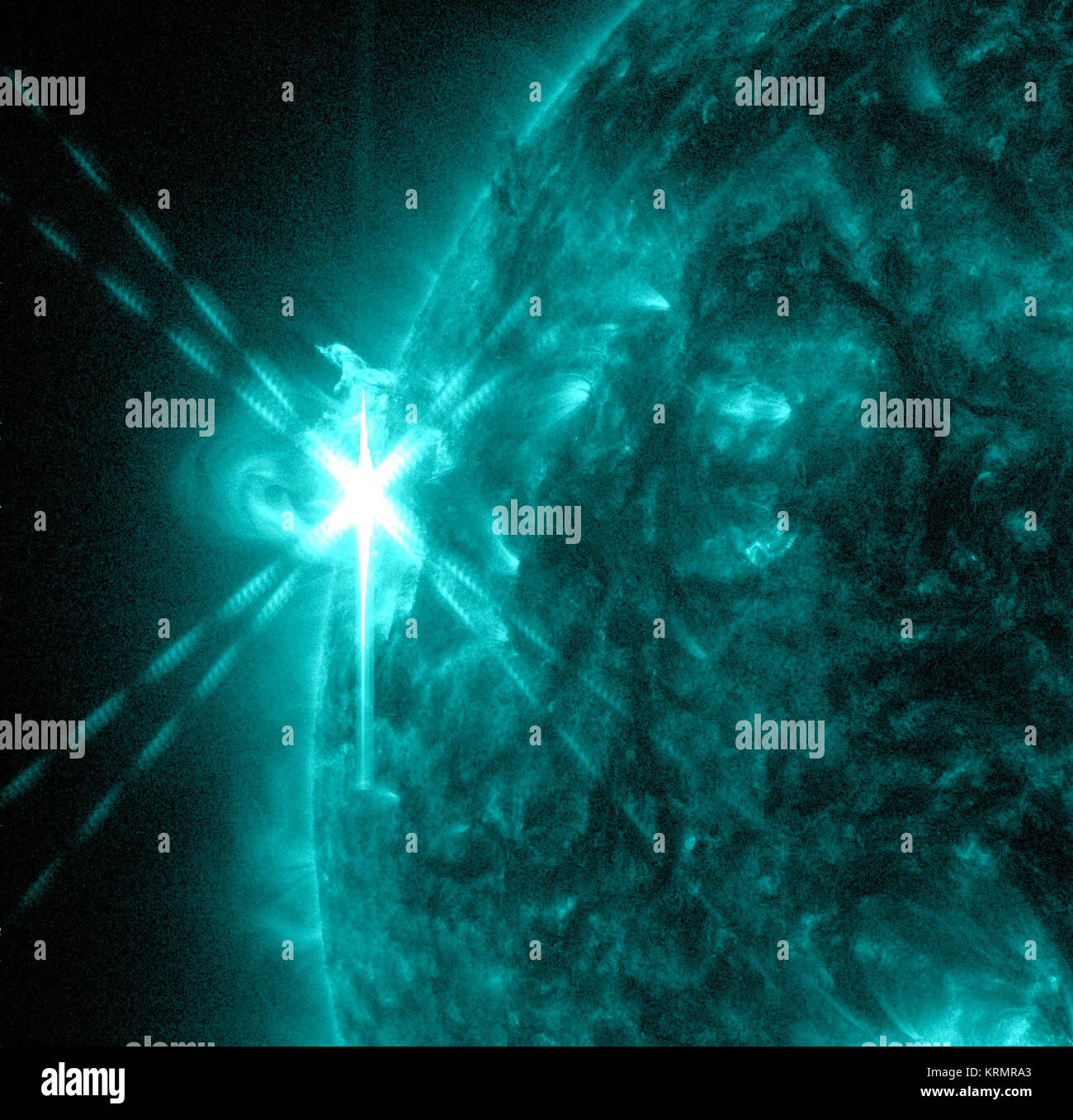 Légende : NASA's Solar Dynamics Observatory (SDO) a capturé cette image d'une classe M5.7 flare le 3 mai 2013 à 1 h 30 HAE. Cette image montre la lumière dans l'onde, Angstrom 131 une onde de lumière qui peut montrer le matériel à des températures très chaudes d'une éruption solaire et qui est généralement en colorisée sarcelle. Légende : NASA's Solar Dynamics Observatory (SDO) a capturé cette image d'une classe M5.7 flare le 3 mai 2013 à 1 h 30 HAE. Cette image montre la lumière dans l'onde, Angstrom 131 une onde de lumière qui peut montrer le matériel à des températures très chaudes d'une éruption solaire et c'est habituellement Banque D'Images