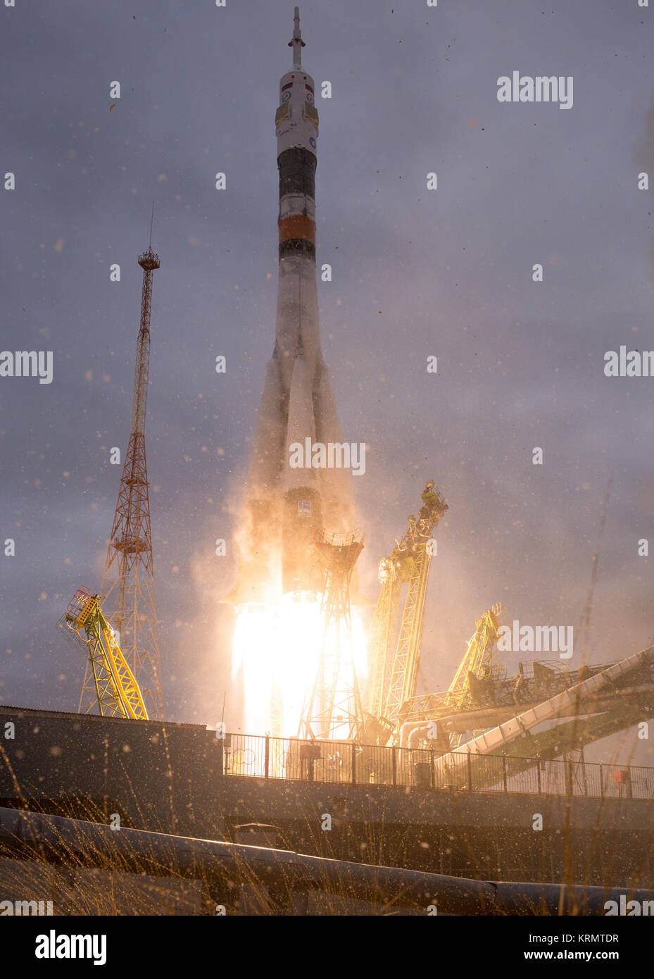 La fusée Soyouz MS-02 est lancé avec Expedition 49 commandant de Soyouz Sergey Ryzhikov de Roscosmos, ingénieur de vol de la NASA, Shane Kimbrough et ingénieur de vol Andrey Borisenko de Roscosmos, mercredi, Octobre 19, 2016 au cosmodrome de Baïkonour au Kazakhstan. Ryzhikov, Kimbrough, et Borisenko passera les quatre mois qui vivent et travaillent à bord de la Station spatiale internationale. Crédit photo : NASA/Joel Kowsky) Lancement de l'expédition 49 (AC201610190025) Banque D'Images