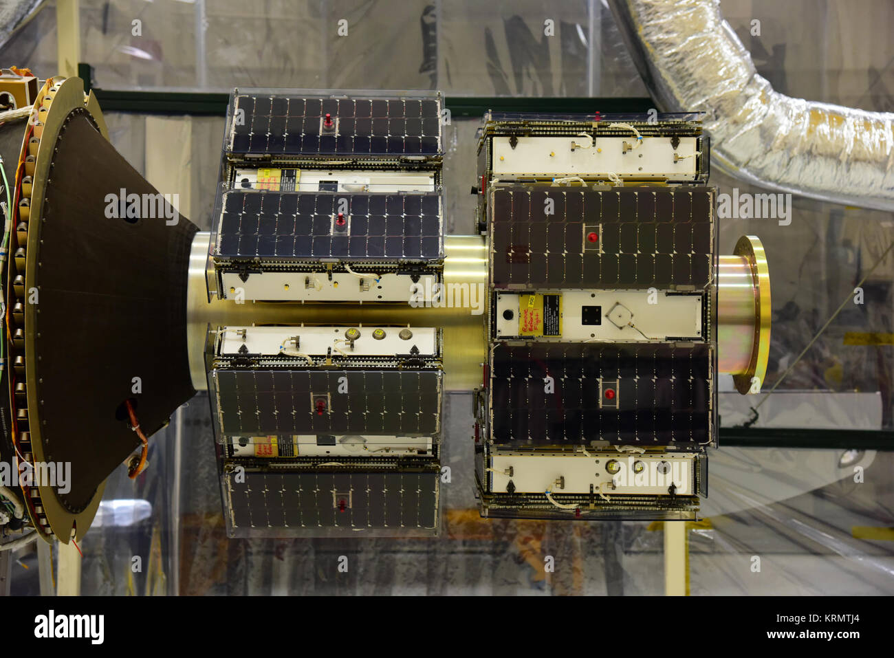 À l'intérieur du bâtiment 1555 à Vandenberg Air Force Base, en Californie, les huit cyclones de la NASA Global Navigation Satellite System (CYGNSS) installé sur leur module de déploiement subir avant d'inspections de la NASA au Centre spatial Kennedy en Floride. Les activités de transformation va préparer le vaisseau spatial pour le lancement à bord d'une fusée Pegasus XL d'ATK. Quand les préparatifs sont en compétition à Vandenberg, la fusée sera transporté à Kennedy attaché à l'ATK orbitale L-1011 porte-avions avec sa charge utile en carénage. CYGNSS va lancer sur la fusée Pegasus XL à partir de la mini Bande en Cape Canavera Banque D'Images