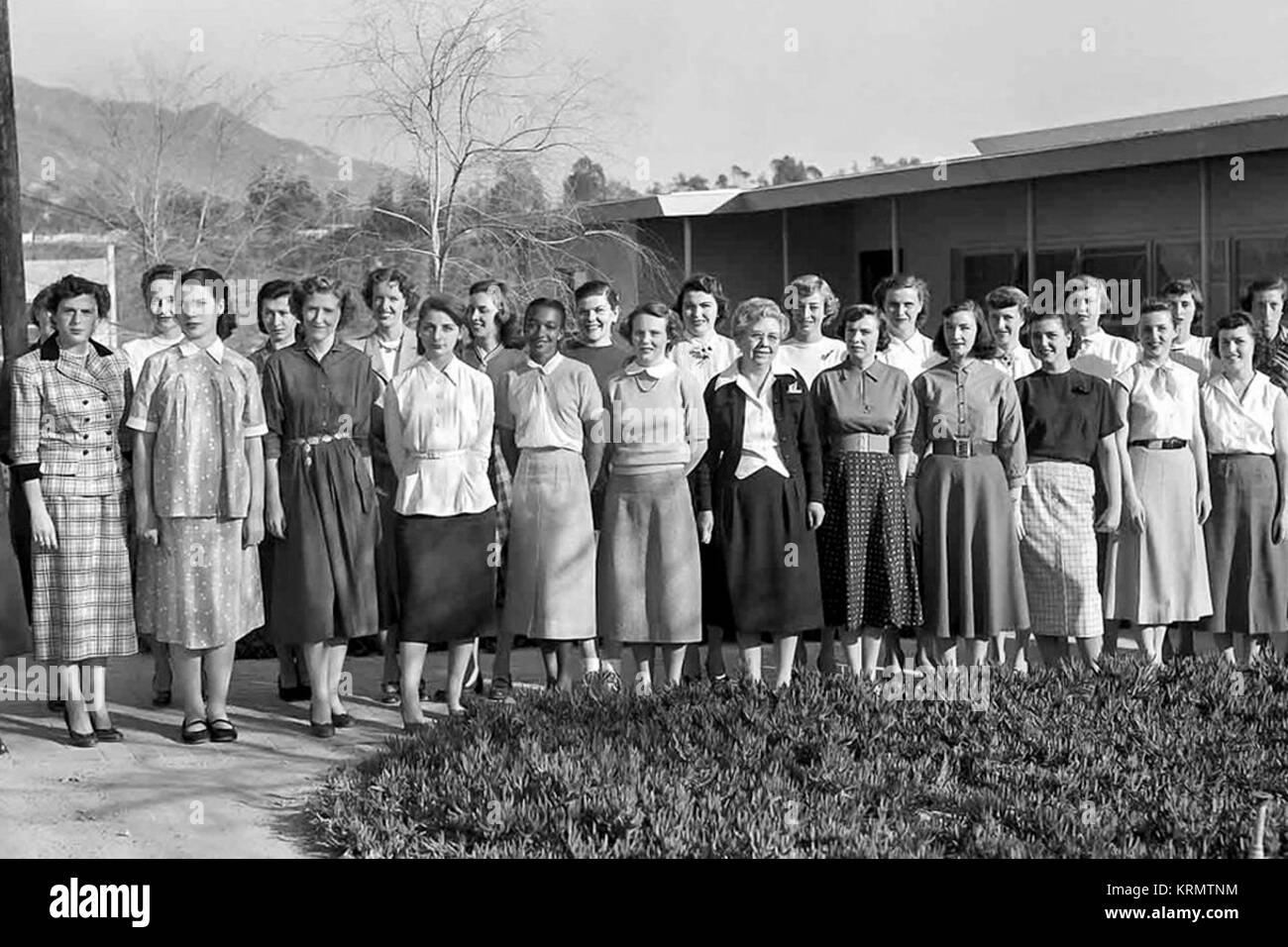 Les femmes du Jet Propulsion Laboratory ont permis de lancer le premier satellite américain, les missions lunaires et explorations planétaires. Ces "Droits de l'informatique," comme on les appelait, sont vus ici en 1953. Ordinateurs - Janez Lawson (vu dans cette photo de 1953, première rangée, 5e à partir de la gauche) - premier afro-américain nommé à un poste de technicien au JPL Banque D'Images