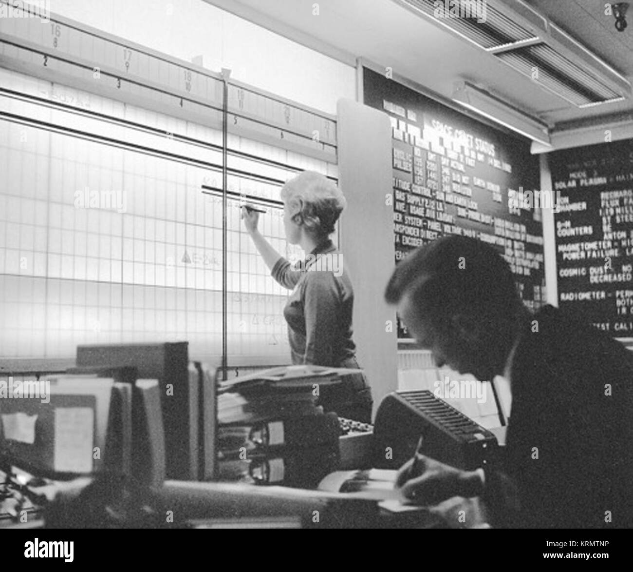 Les ordinateurs - un ordinateur dans la salle de contrôle du JPL les voies Mariner 2 - atteint Vénus en 1962 Banque D'Images