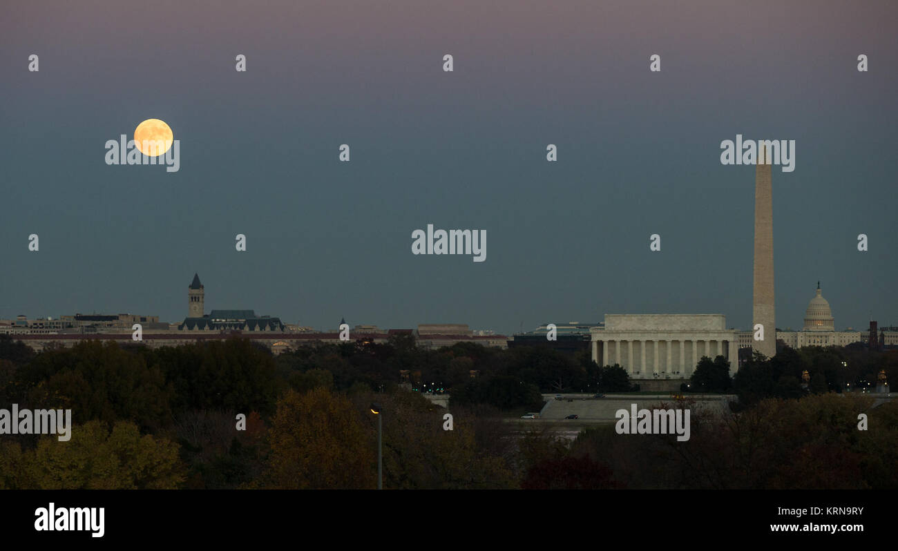 La lune est vue comme il se lève au-dessus de Washington, DC Le dimanche, Novembre 13, 2016 par les Pays-Bas Carillon d'Arlington, Va. Lever de Washington (AC201611130009) Banque D'Images