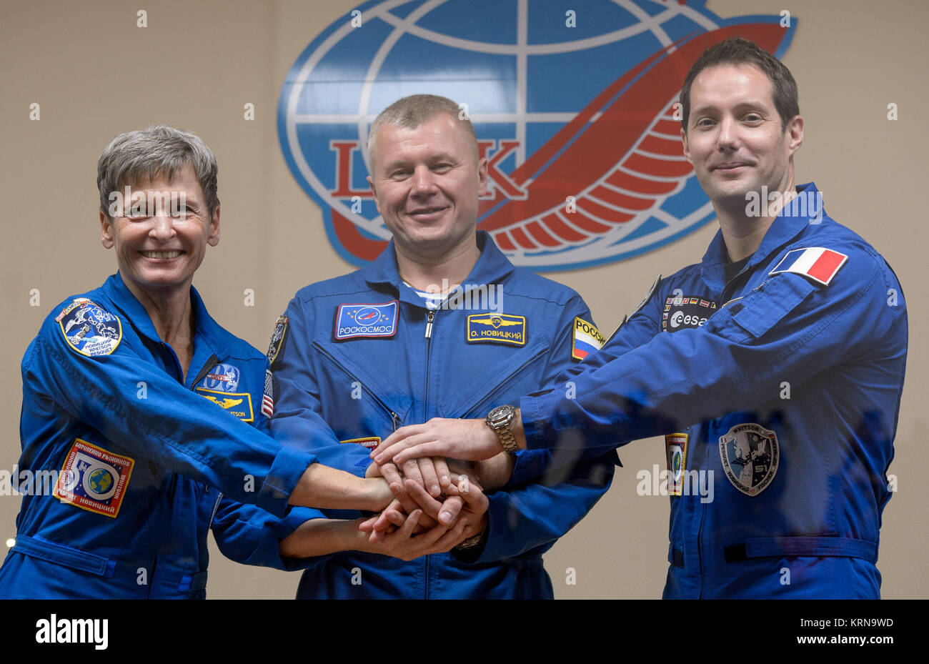 L'équipage Expedition 50 est vu en quarantaine derrière une vitre lors d'une conférence de presse de l'équipage, de gauche, l'astronaute de la NASA Peggy Whitson, le cosmonaute russe Oleg Novitski de Roscosmos, L'astronaute Thomas Pesquet, mercredi, 16 novembre 2016 à l'hôtel cosmonaute à Baïkonour, au Kazakhstan. Whitson, Novitskiy, et Pesquet va lancer à partir du cosmodrome de Baïkonour au Kazakhstan le matin du 18 novembre (temps kazakh.) Tous les trois aura dépensé environ six mois sur le complexe orbital. Crédit photo : NASA/Bill Ingalls) Conférence de presse de l'équipage Expedition 50 (AC201611160034) Banque D'Images