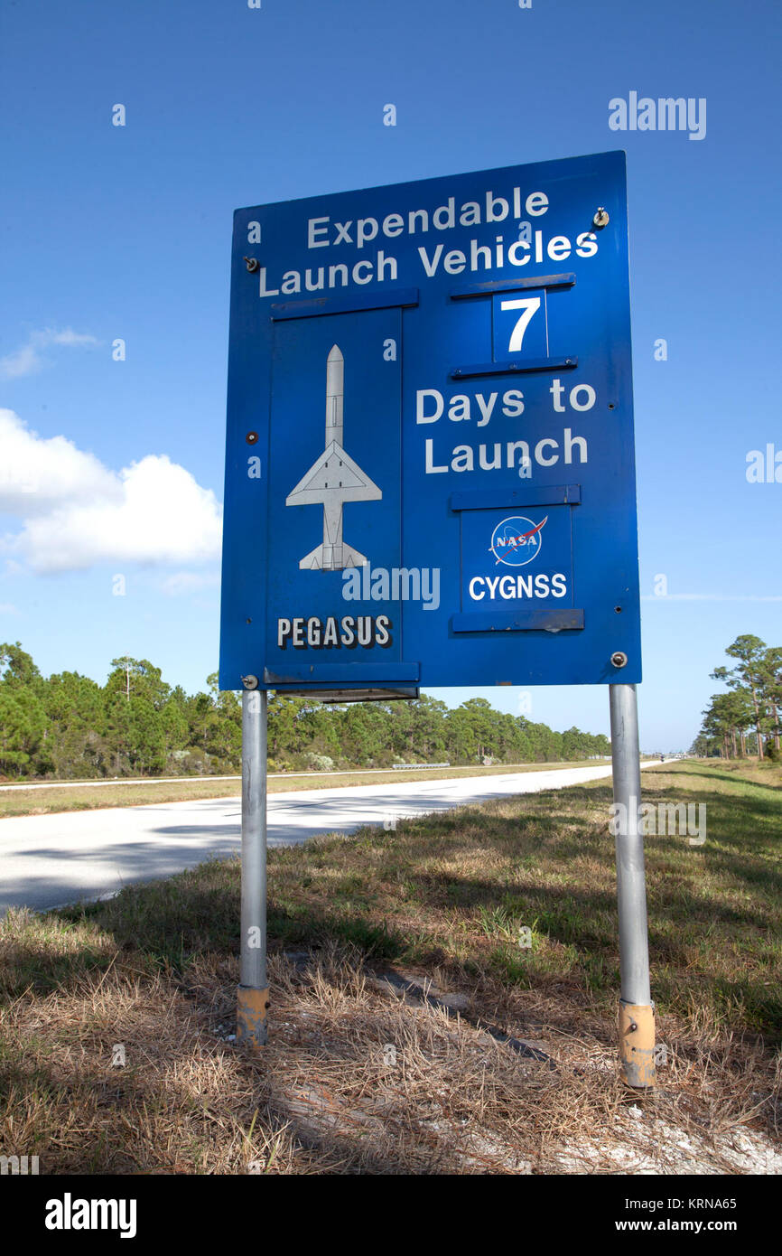 Un signe juste à l'intérieur de la porte à la NASA's Kennedy Space Center en Floride note que dans sept jours sur fusée Pegasus XL devrait être lancé avec huit cyclones de l'Agence Global Navigation Satellite System, ou CYGNSS ou spatiale. Le 12 décembre 2016, l'ATK orbitale L-1011 Stargazer, avec une fusée Pegasus XL accouplés à la face inférieure de l'appareil, va être lancé à partir de la mini Bande à Cape Canaveral Air Force Station. CYGNSS va lancer sur la fusée Pegasus XL avec le L-1011 flying off shore. CYGNSS satellites seront fréquemment prendre des mesures précises des vents de surface de l'océan tout au long du cycle de vie Banque D'Images