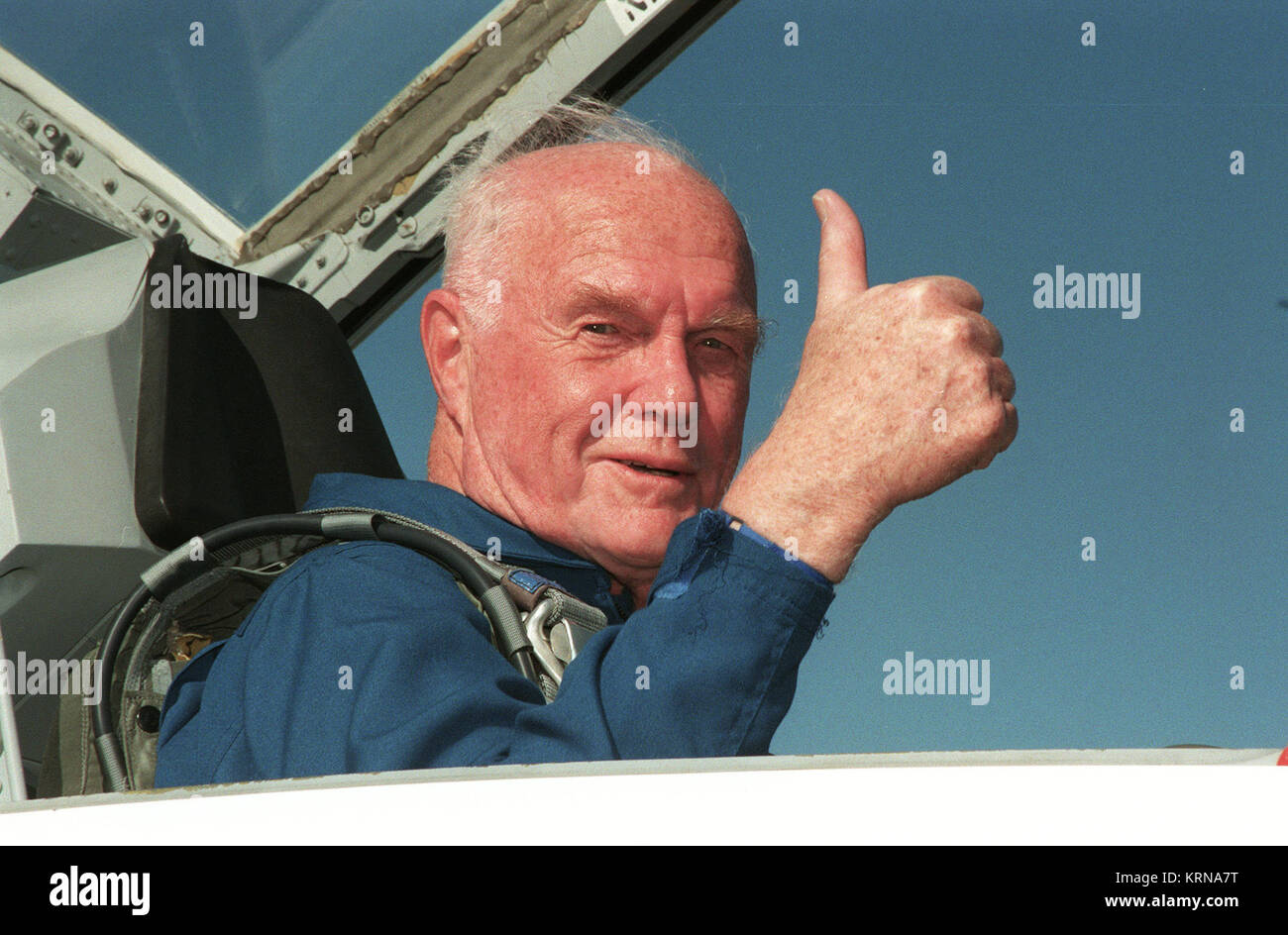 26 octobre 1998 -- STS-95 Spécialiste de charge utile de John H. Glenn Jr., le sénateur de l'Ohio, donne un coup de pouce à son arrivée au Centre spatial Kennedy d'atterrissage à bord d'un jet T-38. Il sera d'autres membres de l'équipage et aux derniers préparatifs pour le lancement, prévu pour le décollage à 14 h le 29 octobre. La mission STS-95 comprend des charges utiles de recherche tels que l'observation solaire Spartan véhicule spatial déployable, le télescope spatial Hubble Systèmes Orbitaux plate-forme d'essai, l'International Extreme Ultraviolet Hitchhiker, ainsi que le module SPACEHAB seul avec des expériences sur un vol spatial et le vieillissement de la proc Banque D'Images