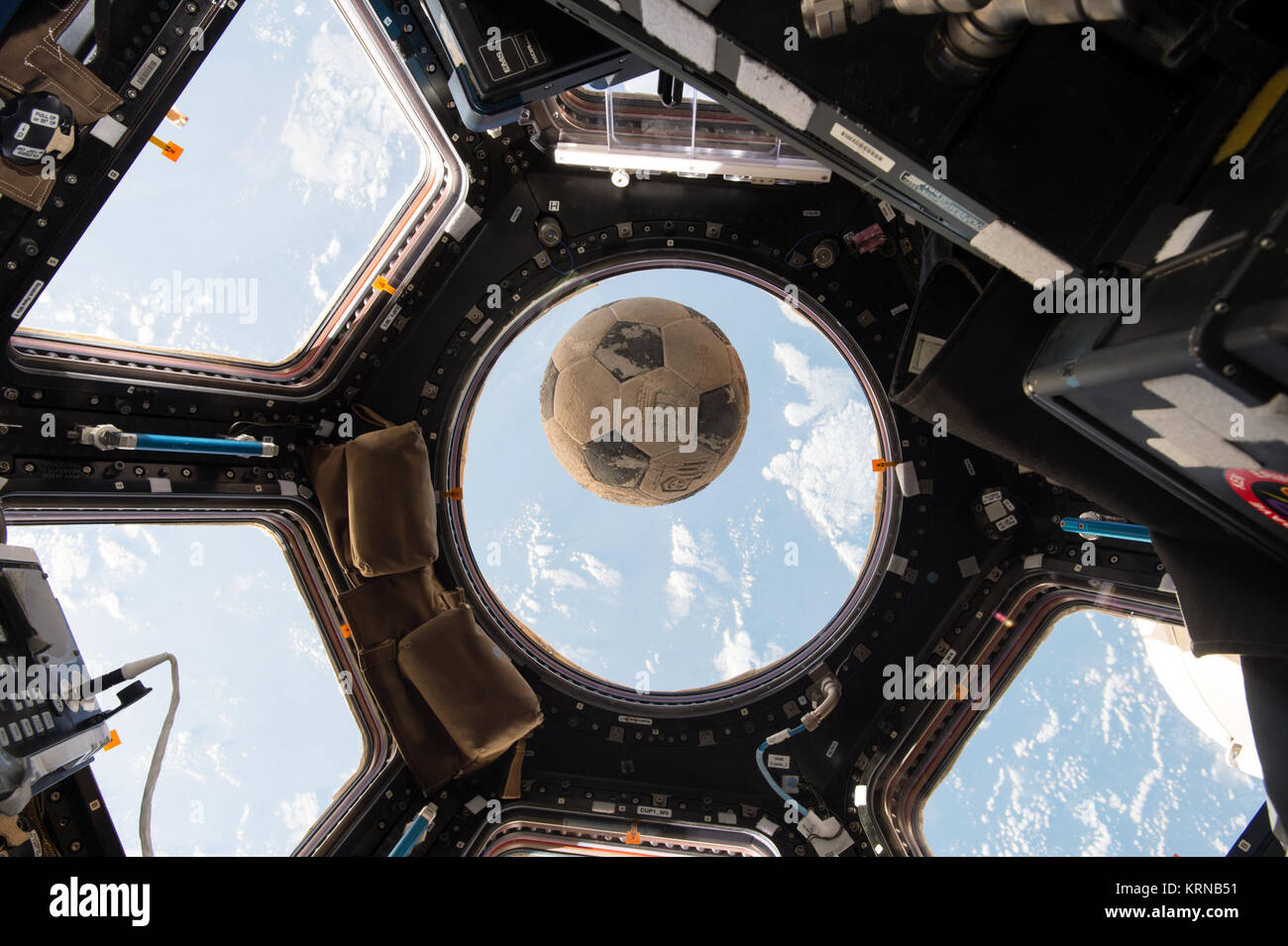 ISS-50 ballon de soccer à l'avance de souvenir Challenger Banque D'Images