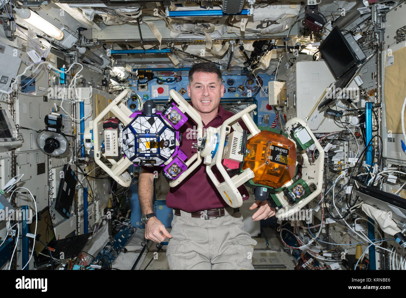 ISS-50 Shane Kimbrough avec les sphères-Halo dans le laboratoire japonais Kibo Banque D'Images