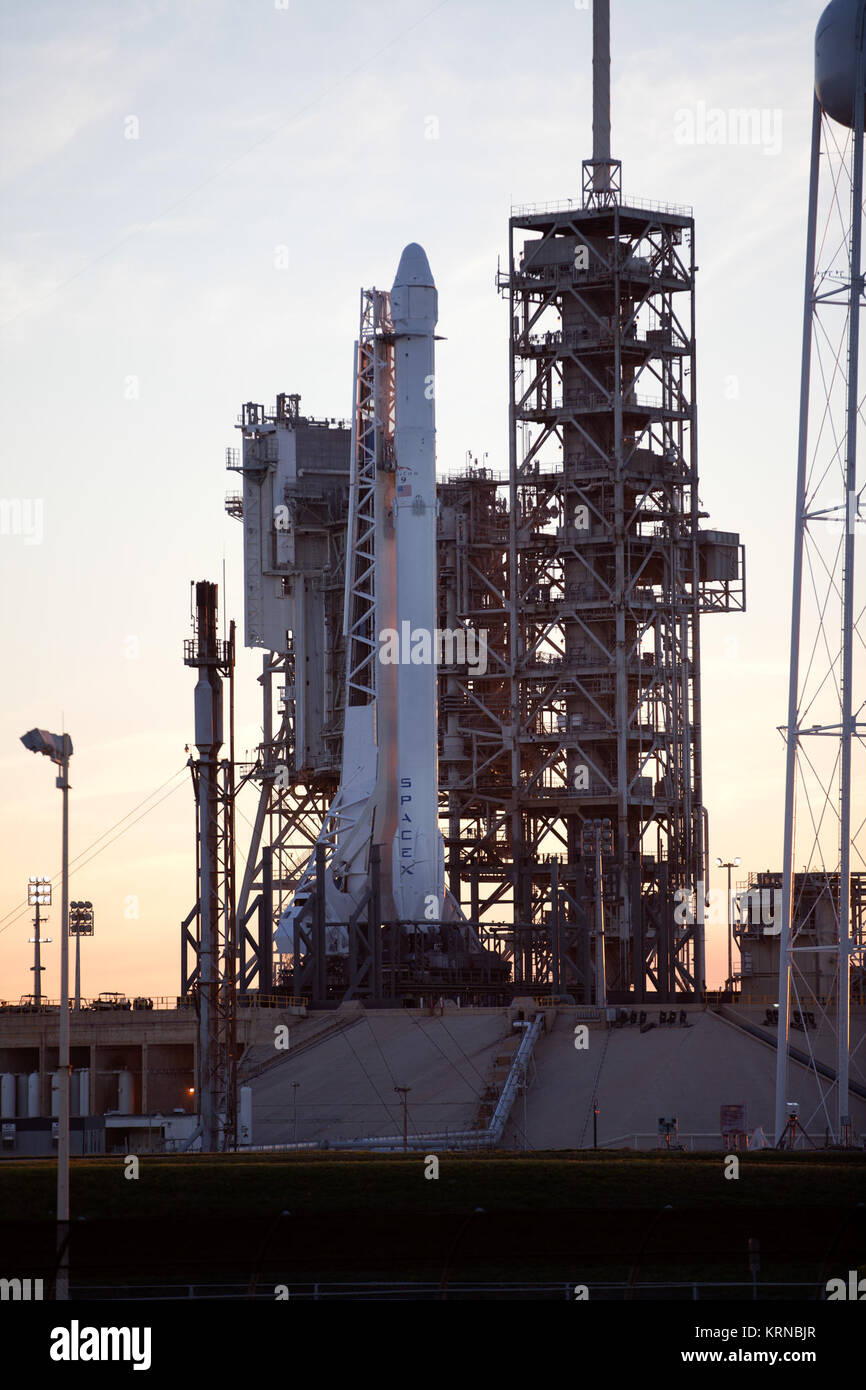 Une fusée Falcon 9 est prête pour le décollage au Kennedy Space Center Lancement du complexe 39A. Le lancement historique site est maintenant exploité par SpaceX en application d'un accord signé avec la NASA. La fusée va stimuler un vaisseau de ravitaillement de dragon à la Station spatiale internationale. Le décollage est prévu pour 10 h 01 HNE le 18 février. Sur ses 10 services d'approvisionnement commercial mission à la station spatiale, Dragon, 5 000 livres de fournitures telles que le gaz et aérosols stratosphériques Experiment (SAGE) tableau III de pousser l'étude de l'ozone dans l'atmosphère. Une fois monté sur la station spatiale, SA Banque D'Images