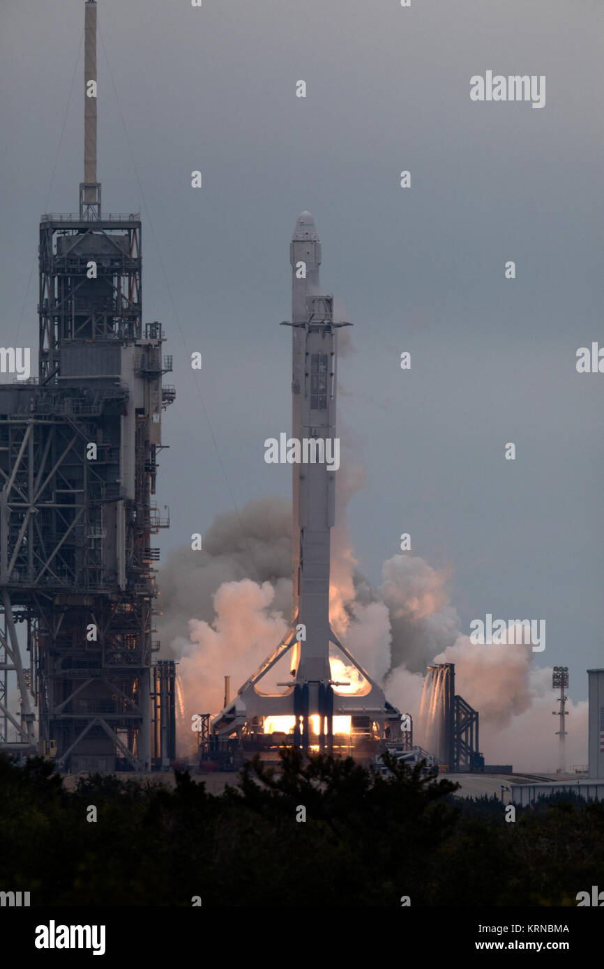 Une fusée Falcon 9 SpaceX décollera du complexe de lancement 39A au Centre spatial de la NASA Kenney en Floride. C'est l'entreprise commerciale du 10ème mission services d'approvisionnement de la Station spatiale internationale. Le décollage était à 9 h 39 HNE du site de lancement historique maintenant exploité par SpaceX en application d'un accord avec la NASA. Le Dragon spacecraft fournira environ 5 500 livres de l'approvisionnement de la station spatiale, y compris les aérosols stratosphériques et de gaz Experiment (SAGE) tableau III de pousser l'étude de l'ozone dans l'atmosphère. KSC-20170219-PH KLS01 0017 Banque D'Images