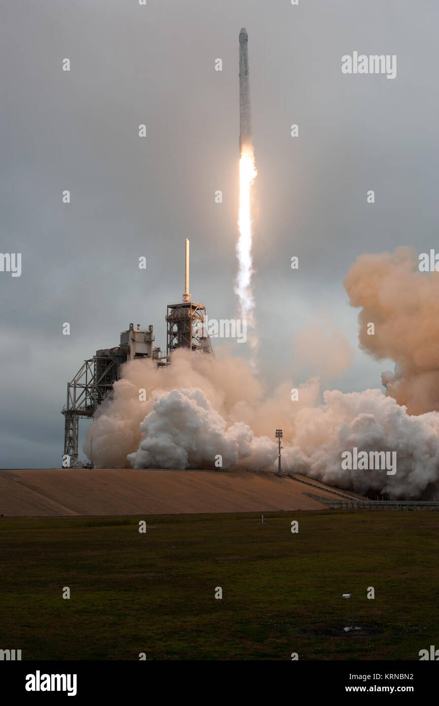 Une fusée Falcon 9 SpaceX décollera du complexe de lancement 39A au Centre spatial de la NASA Kenney en Floride. C'est l'entreprise commerciale du 10ème mission services d'approvisionnement de la Station spatiale internationale. Le décollage était à 9 h 39 HNE du site de lancement historique maintenant exploité par SpaceX en application d'un accord avec la NASA. Le Dragon spacecraft fournira environ 5 500 livres de l'approvisionnement de la station spatiale, y compris les aérosols stratosphériques et de gaz Experiment (SAGE) tableau III de pousser l'étude de l'ozone dans l'atmosphère. KSC-20170219-PH AWG05 0014 Banque D'Images