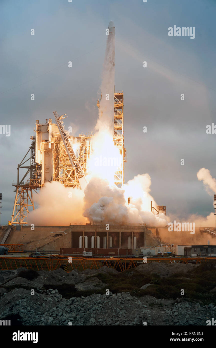 Une fusée Falcon 9 SpaceX décollera du complexe de lancement 39A au Centre spatial de la NASA Kenney en Floride. C'est l'entreprise commerciale du 10ème mission services d'approvisionnement de la Station spatiale internationale. Le décollage était à 9 h 39 HNE du site de lancement historique maintenant exploité par SpaceX en application d'un accord avec la NASA. Le Dragon spacecraft fournira environ 5 500 livres de l'approvisionnement de la station spatiale, y compris les aérosols stratosphériques et de gaz Experiment (SAGE) tableau III de pousser l'étude de l'ozone dans l'atmosphère. KSC-20170219-PH AWG01 0015 (32977533746) Banque D'Images