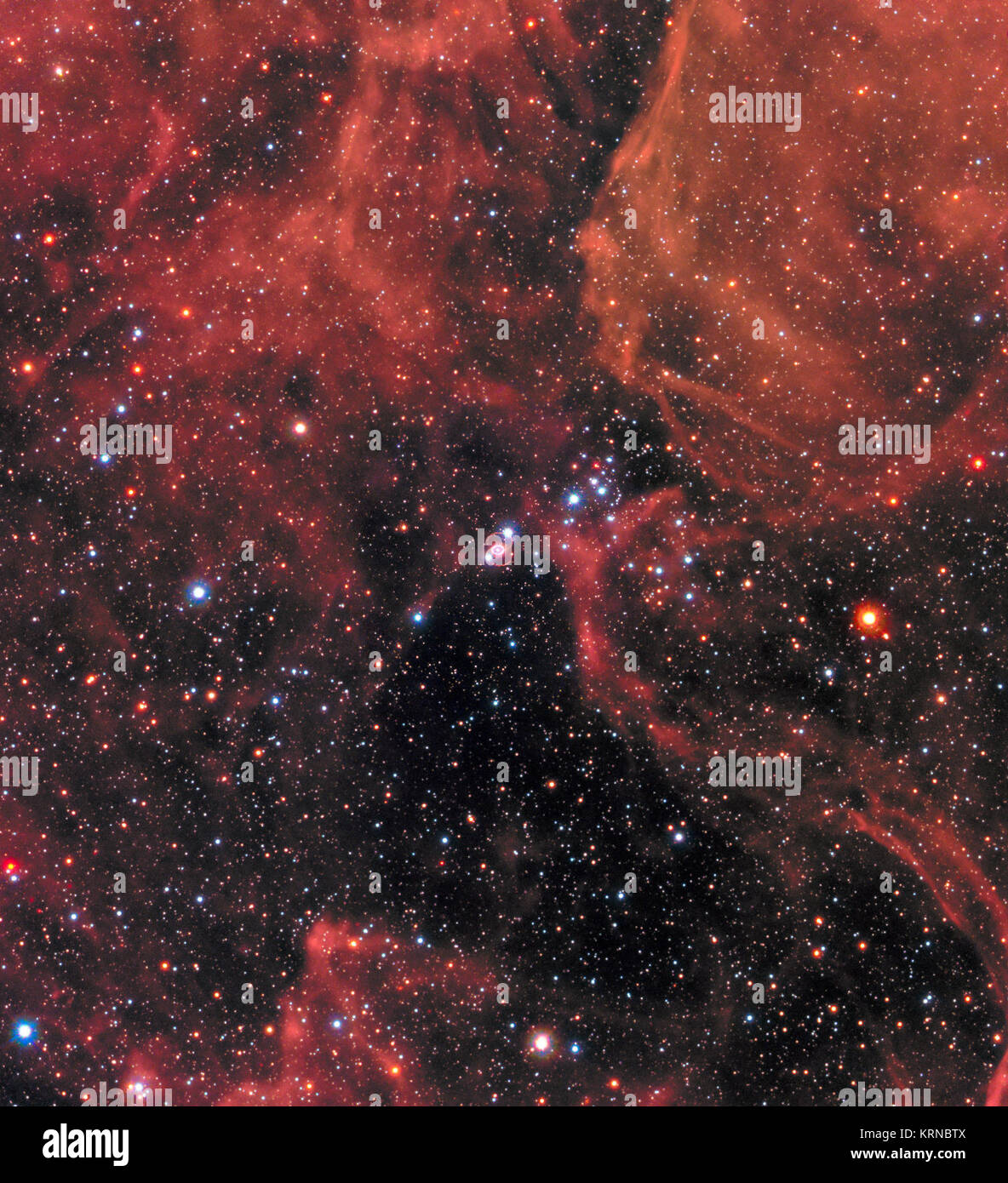 Cette nouvelle image de la supernova SN 1987A a été prise par la NASA/ESA Hubble Space Telescope en janvier 2017 à l'aide de son large champ Caméra 3 (WFC3). Depuis son lancement en 1990 Hubble a observé l'expansion de nuage de poussière de SN 1987A à plusieurs reprises et contribué ainsi aux astronomes d'instaurer une meilleure compréhension de ces explosions cosmiques. La Supernova 1987A est situé dans le centre de l'image dans un contexte d'étoiles. L'anneau lumineux autour de la région centrale de l'Étoile éclatée est composé de matériaux éjectés par l'étoile d'environ 20 000 ans avant que l'explosion a eu lieu. La superno Banque D'Images