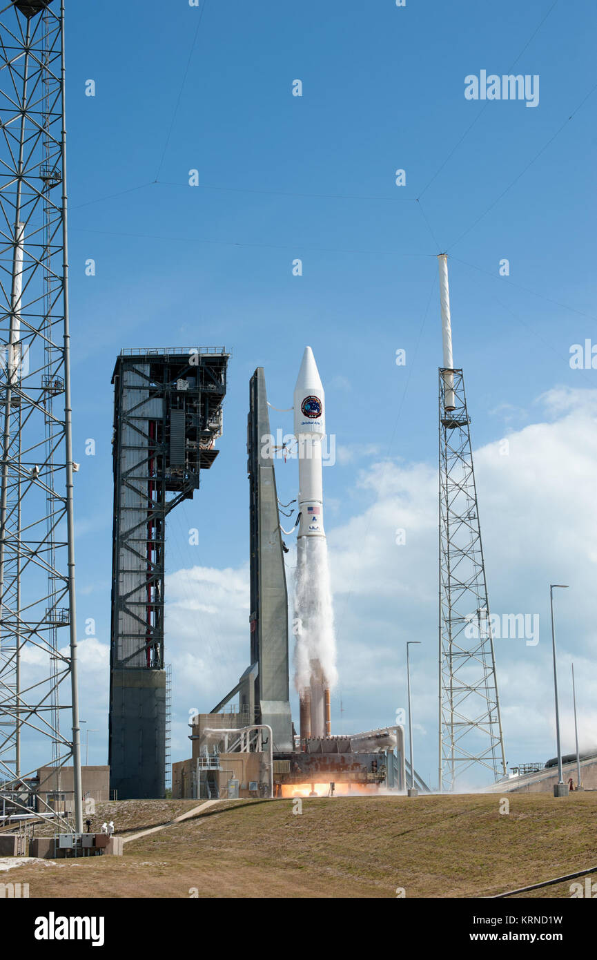 L'ATK Orbital Cygnus module cargo sous pression se fait au sommet de l'Alliance Lancement fusée Atlas V à partir de l'espace complexe de lancement 41 à Cap Canaveral Air Force Station en Floride. L'ATK orbitale septième mission services d'approvisionnement, le CRS-7, 7 600 livres de fournitures, de matériel et de matériaux de recherche scientifique à la Station spatiale internationale. Le décollage était à 11:11 HAE. Lancement de l'Atlas V avec Cygnus OA-7 (KSC-20170418-PH AWG02 0010) Banque D'Images