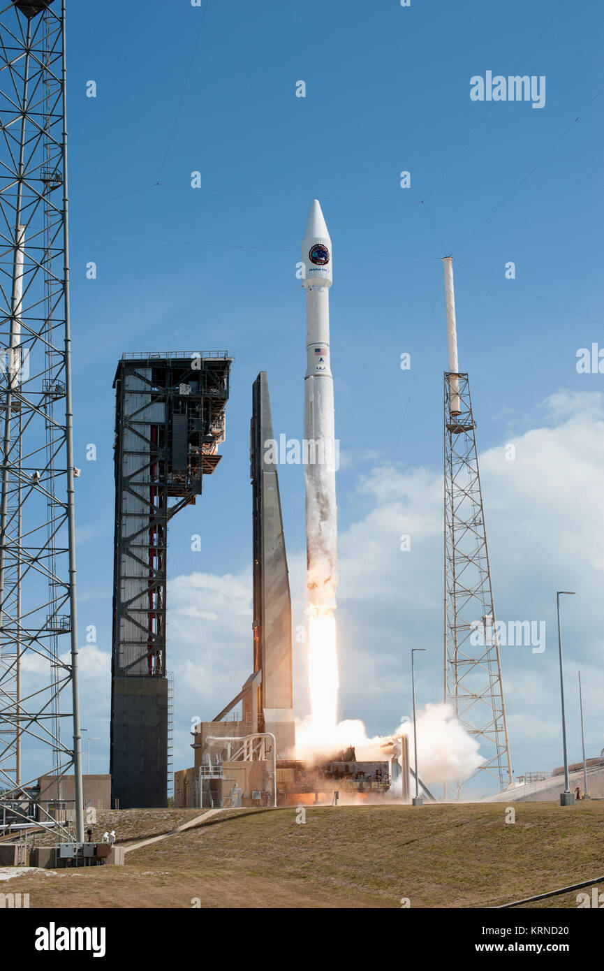 L'ATK Orbital Cygnus module cargo sous pression se fait au sommet de l'Alliance Lancement fusée Atlas V à partir de l'espace complexe de lancement 41 à Cap Canaveral Air Force Station en Floride. L'ATK orbitale septième mission services d'approvisionnement, le CRS-7, 7 600 livres de fournitures, de matériel et de matériaux de recherche scientifique à la Station spatiale internationale. Le décollage était à 11:11 HAE. Lancement de l'Atlas V avec Cygnus OA-7 (KSC-20170418-PH AWG02 0020) Banque D'Images