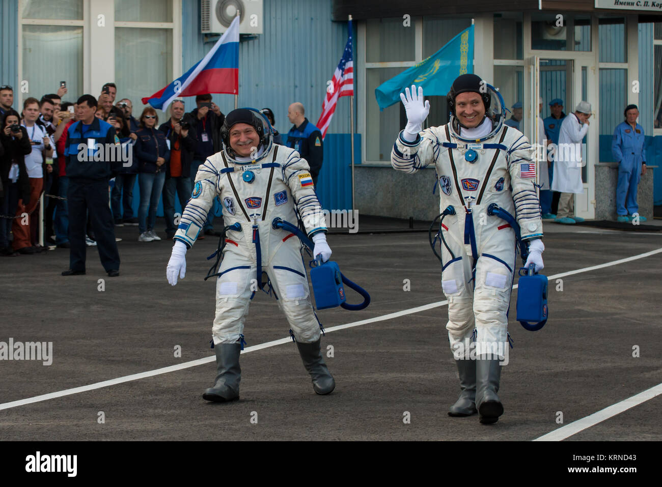 Expedition 51 commandant de Soyouz Fyodor Yurchikhin de Roscosmos, gauche, et l'ingénieur de vol de la NASA, Jack Fischer droite, sont considérés comme ils partent des capacités 254 quelques heures avant leur lancement, le jeudi 20 avril 2017, à Baïkonour, au Kazakhstan. Yurchikhin et Fischer lancé dans leur vaisseau Soyouz MS-04 à la Station spatiale internationale pour commencer un quatre mois et demi de mission. Crédit photo : NASA/Victor Zelentsov) Expedition 51 Contrôles de pression (AC201704200073) Banque D'Images