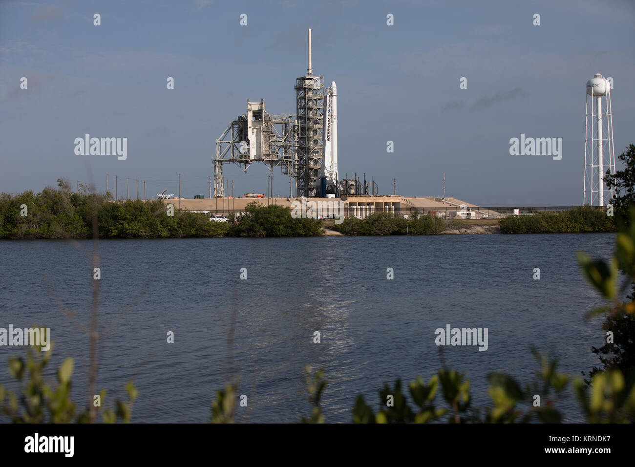 Comme une fusée Falcon 9 est prête pour le décollage au Kennedy Space Center Lancement du complexe 39A. La fusée va stimuler un vaisseau de ravitaillement de dragon à la Station spatiale internationale. Le décollage est prévu pour 5:55 HAE. Sur sa 11e mission commerciale services de ravitaillement de la station spatiale, Dragon, 6 000 livres de fournitures telles que l'étoile à neutrons intérieur Composition Explorer, ou mieux, d'étudier l'instrument physique extraordinaire des étoiles à neutrons. KSC-20170601-PH GEB01 0110 (34903540581) Banque D'Images