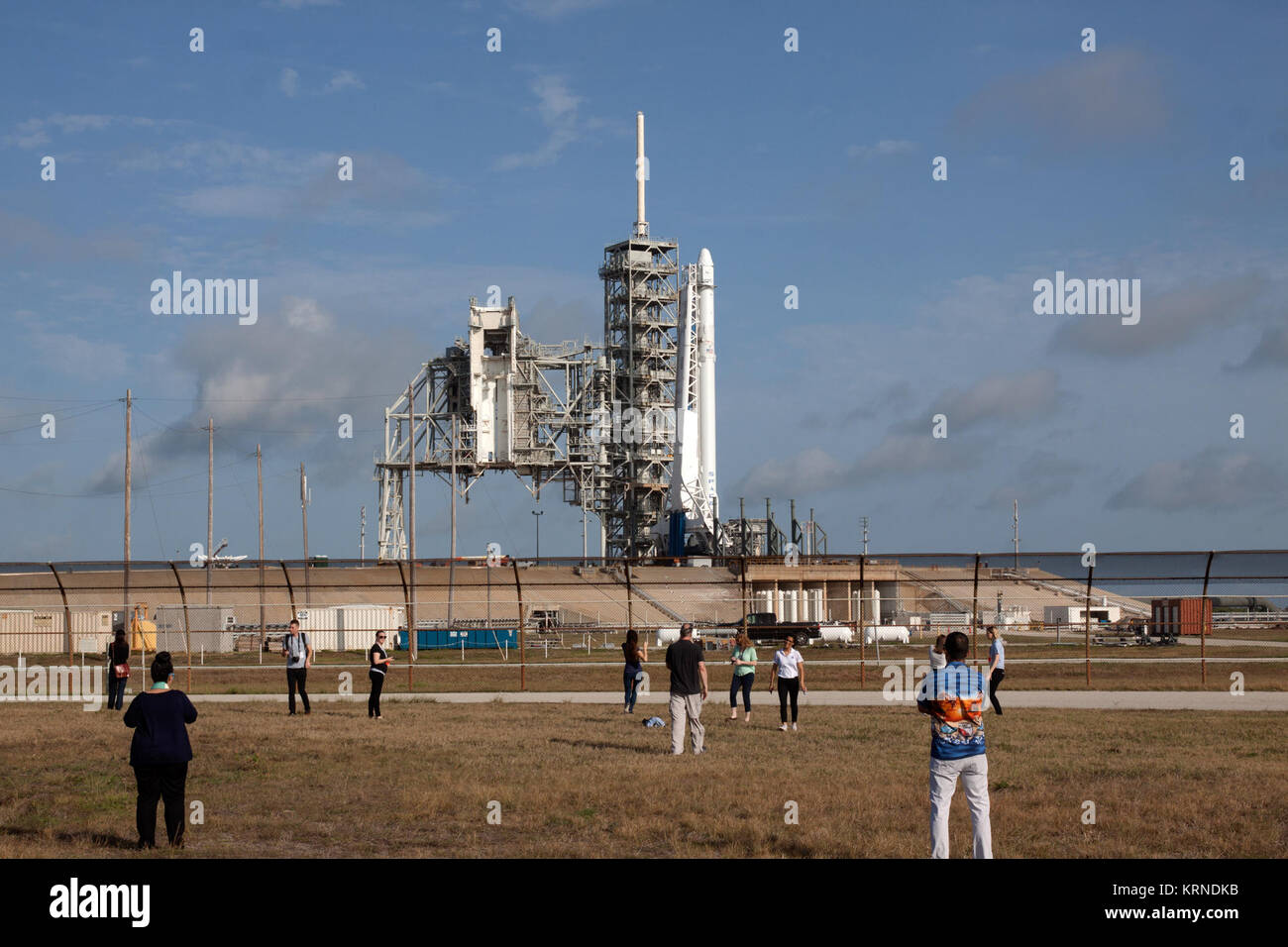 Comme une fusée Falcon 9 est prête pour le décollage au Kennedy Space Center Lancement du complexe 39A. La fusée va stimuler un vaisseau de ravitaillement de dragon à la Station spatiale internationale. Le décollage est prévu pour 5:55 HAE. Sur sa 11e mission commerciale services de ravitaillement de la station spatiale, Dragon, 6 000 livres de fournitures telles que l'étoile à neutrons intérieur Composition Explorer, ou mieux, d'étudier l'instrument physique extraordinaire des étoiles à neutrons. KSC-20170601-PH GEB01 0138 (34647707720) Banque D'Images