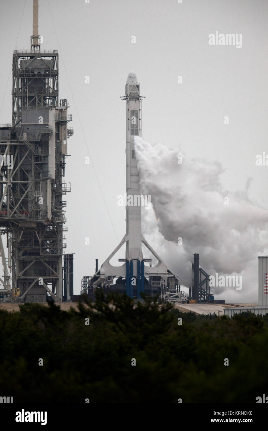 La NASA à Kenney Space Centre de lancement 39A de l'oxygène liquide, les évents de vapeur à partir d'une fusée Falcon 9 pour le chargement de propergol pendant 1 juin 2017, tentative de lancement. La fusée est prévue pour stimuler une capsule Dragon sur sa 11e mission commerciale services de ravitaillement de la Station spatiale internationale. KSC-20170601-PH KLS01 0005 (34923529551) Banque D'Images