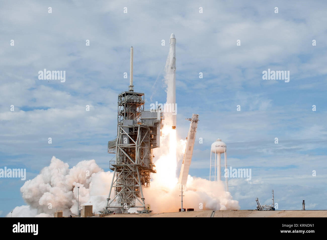 Une fusée Falcon 9 SpaceX décollera du complexe de lancement 39A à la NASA's Kenney Space Center en Floride, la société commerciale de 11ème mission services de ravitaillement de la Station spatiale internationale. Le décollage était à 5:07 HAE à partir du site de lancement historique maintenant exploité par SpaceX en application d'un accord avec la NASA. Le Dragon spacecraft livrera 6 000 livres de fournitures telles que l'étoile à neutrons intérieur Composition Explorer, ou plus agréable, conçu pour étudier la physique extraordinaire de ces étoiles, fournir des renseignements sur leur nature et leur comportement. KSC-20170603-PH AWG06 0008 (35119281635, recadré) Banque D'Images