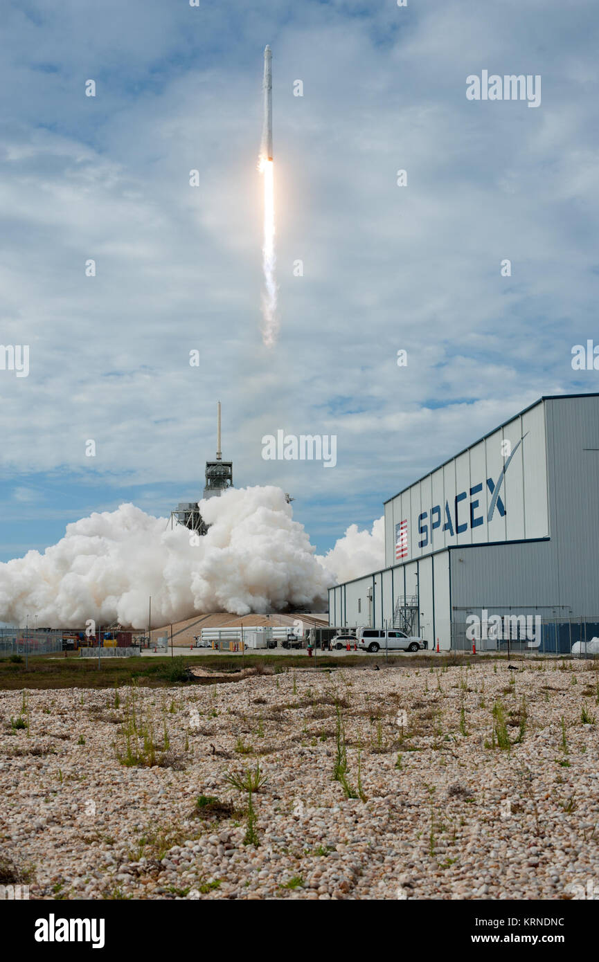 Une fusée Falcon 9 SpaceX décollera du complexe de lancement 39A à la NASA's Kenney Space Center en Floride, la société commerciale de 11ème mission services de ravitaillement de la Station spatiale internationale. Le décollage était à 5:07 HAE à partir du site de lancement historique maintenant exploité par SpaceX en application d'un accord avec la NASA. Le Dragon spacecraft livrera 6 000 livres de fournitures telles que l'étoile à neutrons intérieur Composition Explorer, ou plus agréable, conçu pour étudier la physique extraordinaire de ces étoiles, fournir des renseignements sur leur nature et leur comportement. KSC-20170603-PH AWG01 0018 (34948531291) Banque D'Images