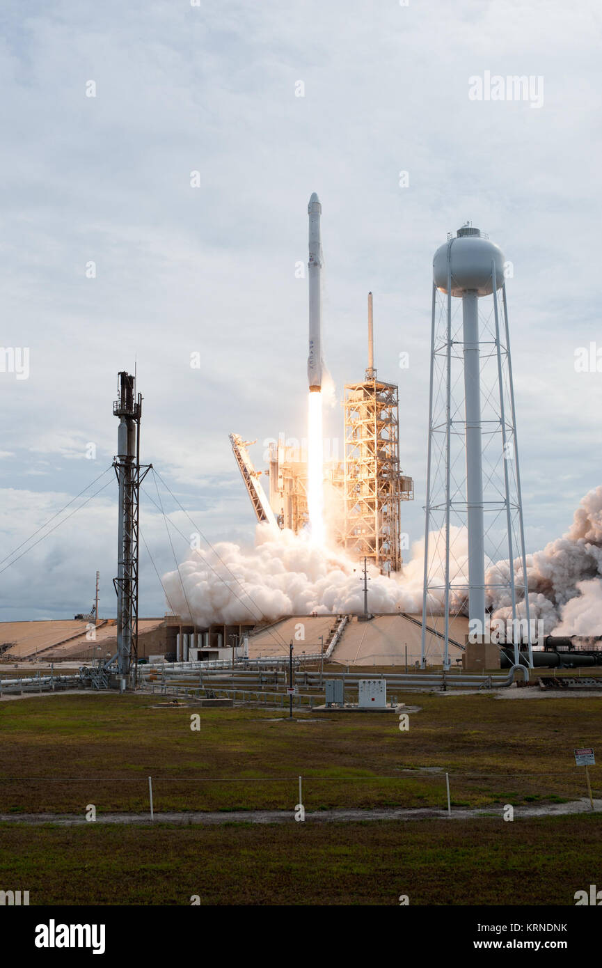 Une fusée Falcon 9 SpaceX décollera du complexe de lancement 39A à la NASA's Kenney Space Center en Floride, la société commerciale de 11ème mission services de ravitaillement de la Station spatiale internationale. Le décollage était à 5:07 HAE à partir du site de lancement historique maintenant exploité par SpaceX en application d'un accord avec la NASA. Le Dragon spacecraft livrera 6 000 livres de fournitures telles que l'étoile à neutrons intérieur Composition Explorer, ou plus agréable, conçu pour étudier la physique extraordinaire de ces étoiles, fournir des renseignements sur leur nature et leur comportement. KSC-20170603-PH AWG02 0024 (34988149921) Banque D'Images