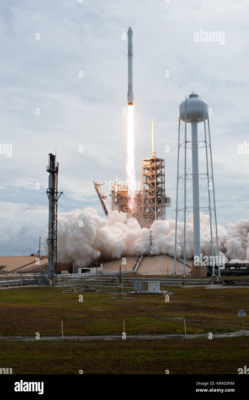 Une fusée Falcon 9 SpaceX décollera du complexe de lancement 39A à la NASA's Kenney Space Center en Floride, la société commerciale de 11ème mission services de ravitaillement de la Station spatiale internationale. Le décollage était à 5:07 HAE à partir du site de lancement historique maintenant exploité par SpaceX en application d'un accord avec la NASA. Le Dragon spacecraft livrera 6 000 livres de fournitures telles que l'étoile à neutrons intérieur Composition Explorer, ou plus agréable, conçu pour étudier la physique extraordinaire de ces étoiles, fournir des renseignements sur leur nature et leur comportement. KSC-20170603-PH AWG02 0027 (34988147651) Banque D'Images