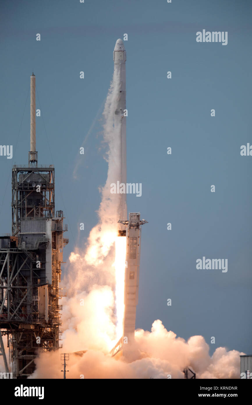 Une fusée Falcon 9 SpaceX décollera du complexe de lancement 39A à la NASA's Kenney Space Center en Floride, la société commerciale de 11ème mission services de ravitaillement de la Station spatiale internationale. Le décollage était à 5:07 HAE à partir du site de lancement historique maintenant exploité par SpaceX en application d'un accord avec la NASA. Le Dragon spacecraft livrera 6 000 livres de fournitures telles que l'étoile à neutrons intérieur Composition Explorer, ou plus agréable, conçu pour étudier la physique extraordinaire de ces étoiles, fournir des renseignements sur leur nature et leur comportement. KSC-20170603-PH KLS01 0040 (34691441840) Banque D'Images