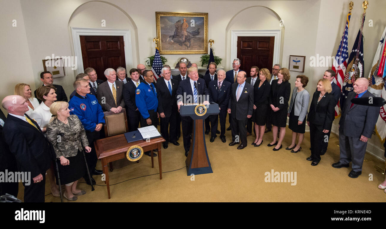 Le président Donald Trump, centre, parle avant de signer un décret pour rétablir le Conseil national de l'espace, aux côtés des membres du Congrès, National Aeronautics and Space Administration, et Espace Commercial Entreprises dans la Roosevelt room de la Maison Blanche à Washington, le vendredi 30 juin 2017. Vice-président Mike Pence, également présents, présidera le conseil. Sont également sur la photo, Rép. Bill Posey, R-Floride, Rép. Lamar Smith, R-Texas, Rép. John Culberson, R-Texas, Rép. Steven Palazzo, R-Miss., Rép. Brian Babin, R-Texas, Rép. Mo Brooks, R-Utah, Rép. Dana Rohrbacher, R-Fabriquées main e Banque D'Images Le président Donald Trump, centre, parle avant de signer un décret pour rétablir le Conseil national de l'espace, aux côtés des membres du Congrès, National Aeronautics and Space Administration, et Espace Commercial Entreprises dans la Roosevelt room de la Maison Blanche à Washington, le vendredi 30 juin 2017. Vice-président Mike Pence, également présents, présidera le conseil. Sont également sur la photo, Rép. Bill Posey, R-Floride, Rép. Lamar Smith, R-Texas, Rép. John Culberson, R-Texas, Rép. Steven Palazzo, R-Miss., Rép. Brian Babin, R-Texas, Rép. Mo Brooks, R-Utah, Rép. Dana Rohrbacher, R-Fabriquées main e Banque D'Images