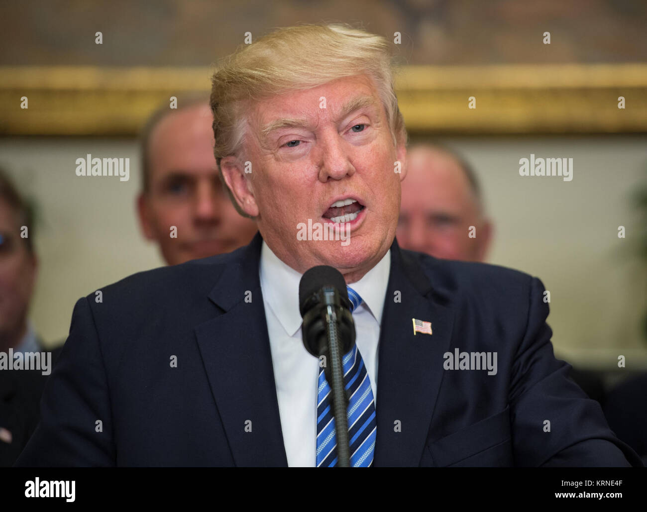 Le président Donald Trump parle avant de signer un décret pour rétablir le Conseil national de l'espace, aux côtés des membres du Congrès, National Aeronautics and Space Administration, et Espace Commercial Entreprises dans la Roosevelt room de la Maison Blanche à Washington, le vendredi 30 juin 2017. Vice-président Mike Pence, également présents, présidera le conseil. Crédit photo : NASA/Aubrey Gemignani) Conseil national de l'espace l'ordre exécutif (AC201706300006) Banque D'Images Le président Donald Trump parle avant de signer un décret pour rétablir le Conseil national de l'espace, aux côtés des membres du Congrès, National Aeronautics and Space Administration, et Espace Commercial Entreprises dans la Roosevelt room de la Maison Blanche à Washington, le vendredi 30 juin 2017. Vice-président Mike Pence, également présents, présidera le conseil. Crédit photo : NASA/Aubrey Gemignani) Conseil national de l'espace l'ordre exécutif (AC201706300006) Banque D'Images
