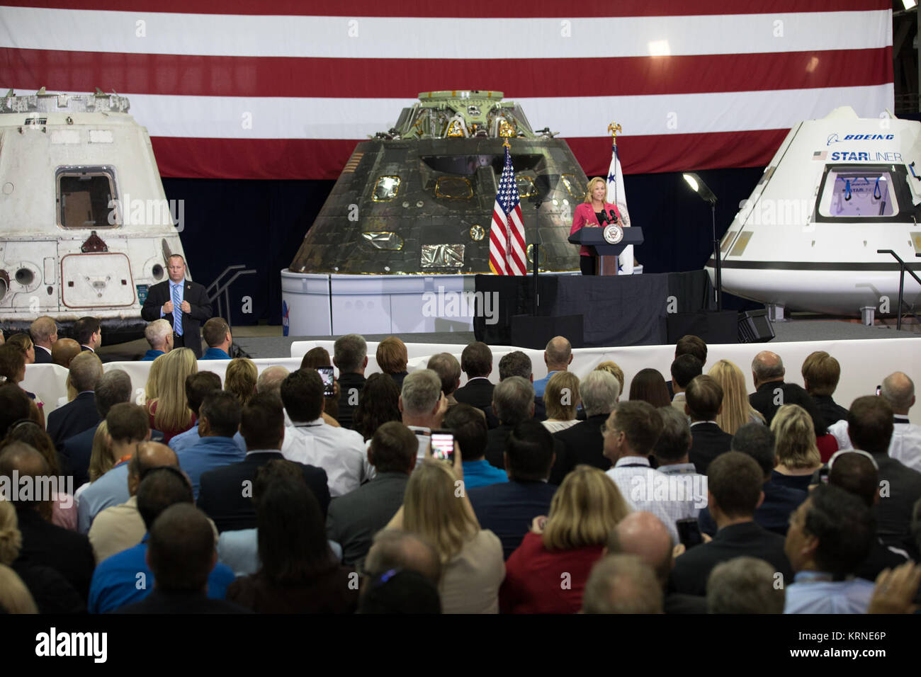 NASA Kennedy Space Center Directeur adjoint Janet Petro aborde les dirigeants des organismes des États-Unis et en Floride, les élus et les employés à l'intérieur du bâtiment d'assemblage du véhicule lors d'une visite par le Vice-président Mike Pence. Pence a remercié les employés pour faire progresser le leadership américain dans l'espace. Derrière la tribune sont, de la gauche, un vol SpaceX Dragon capsule, le vaisseau Orion piloté sur l'exploration Flight test-1 en 2014, et une maquette de Boeing's CST-100 15. Au cours de sa visite à Kennedy, le Vice-président a aussi visité plusieurs installations mettant en évidence les partenariats public-privé, à la fois comme un de la NASA Banque D'Images