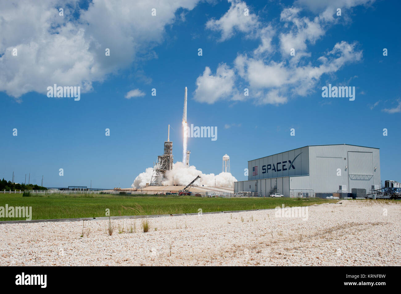 Les deux étages de lanceurs Falcon 9 décolle de complexe de lancement 39A au Centre spatial de la NASA Kenney transportant le vaisseau de ravitaillement de dragon à la Station spatiale internationale. Le décollage était à 12:31 HAE. Sur sa 12e mission commerciale services de ravitaillement de la Station spatiale internationale, Dragon fera apparaître plus de 6 400 livres de fournitures et de nouvelles expériences scientifiques et de l'équipement pour la recherche technologique. KSC-20170814-PH AWG01 0008 (35736701004) Banque D'Images