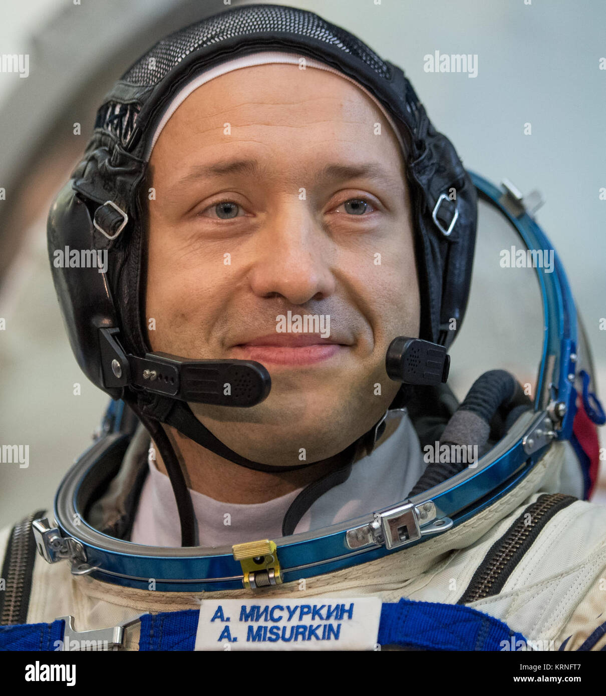 Expedition 53 commandant de Soyouz Alexander Misurkin de Roscosmos, répond aux questions de la presse à l'extérieur du simulateur Soyouz avec Joe Acaba et Mark Vande Hei de NASA avant leurs examens de qualification de la fusée Soyouz, le jeudi, 31 août 2017 au Centre d'entraînement des cosmonautes Gagarine (GCTC) à la Cité des étoiles, en Russie. Crédit photo : NASA/Bill Ingalls) Expedition 53 examens de qualification (AC201708310022) Banque D'Images