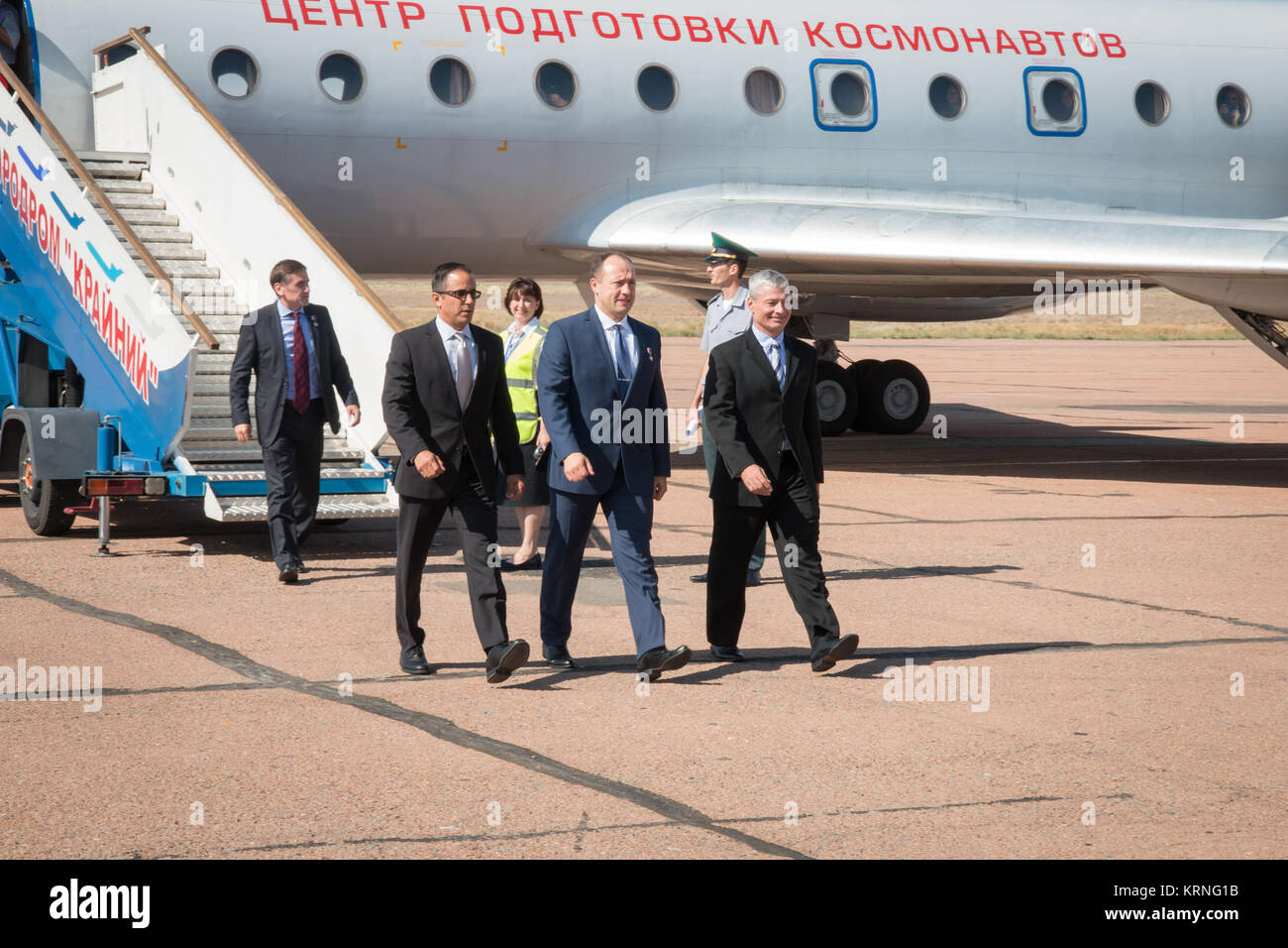 L'équipage de l'expédition 53-54 Joe Acaba de la NASA (à gauche), Alexander Misurkin de Roscosmos (centre) et Mark Vande Hei de la NASA (droite) arrivent à leur site de lancement au cosmodrome de Baïkonour au Kazakhstan le 6 septembre après un vol en provenance de leur base d'entraînement en la Cité des étoiles, en Russie pour final avant le lancement du site de formation. Ils lanceront le 13 septembre sur l'engin spatial Soyouz MS-06 depuis le cosmodrome de Baïkonour pour cinq mois et demi de mission sur la Station spatiale internationale. NASA/Victor Zelentsov MS-06 Soyouz équipage à l'aéroport de Baïkonour Banque D'Images