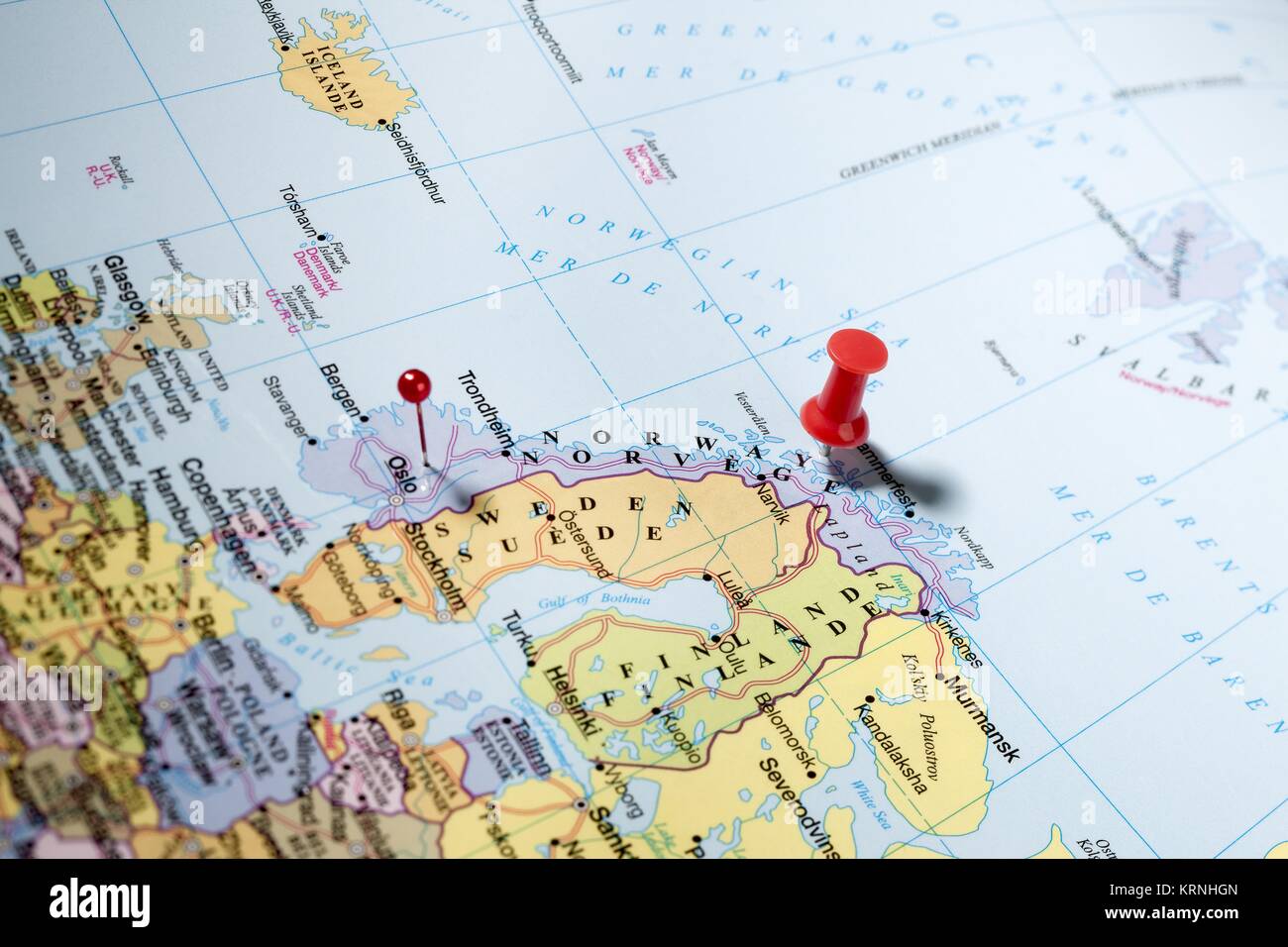 Marquage des punaises sur une carte du monde Photo Stock - Alamy