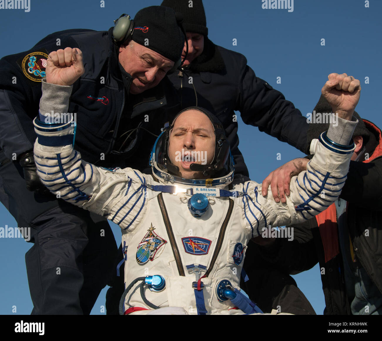 L'astronaute de la NASA Randy Bresnik est aidé de l'engin spatial Soyouz MS-05 à quelques minutes après lui, l'Agence spatiale européenne (ESA) et Paolo Nespoli, cosmonaute russe Roskosmos Sergey Ryazanskiy, a atterri dans une région isolée près de la ville de Zhezkazgan, le Kazakhstan le Jeudi, Décembre 14, 2017. Bresnik, Nespoli et Ryazanskiy reviennent après 139 jours dans l'espace où ils ont servi en tant que membres de l'Expédition 52 et 53 équipages à bord de la Station spatiale internationale. Crédit photo : NASA/Bill Ingalls) Expedition 53 MS-05 Soyouz Landing (AC201712140002) Banque D'Images