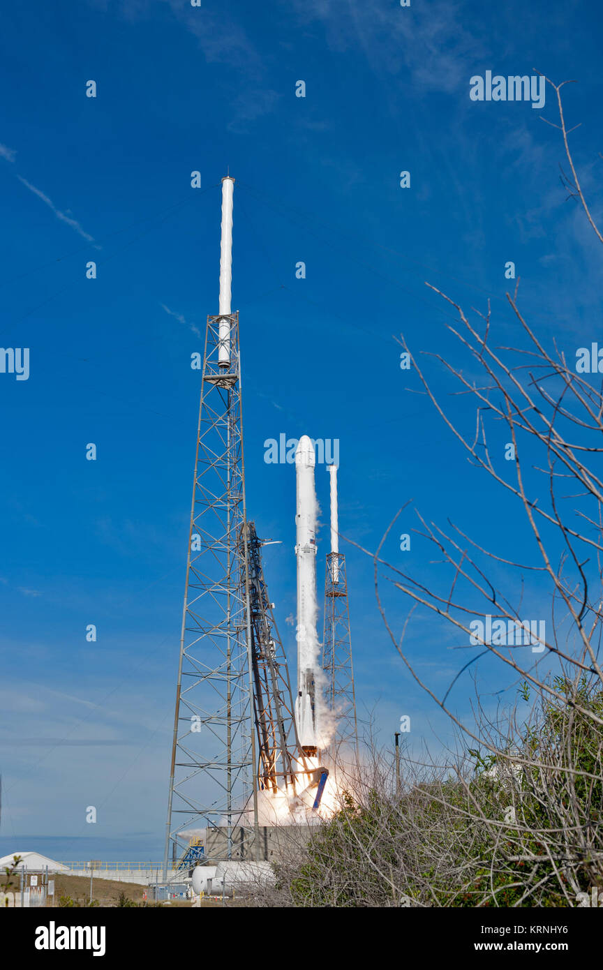 Les deux étages de lanceurs Falcon 9 décollera de lancement de l'espace 40 à Cap Canaveral Air Force Station portant le vaisseau de ravitaillement de dragon à la Station spatiale internationale. Le décollage était à 10:36 HNE. Sur sa 13e mission commerciale services de ravitaillement de la Station spatiale internationale, Dragon, de fournitures, d'équipement et de nouvelles expériences scientifiques pour la recherche technologique. Le SpaceX Dragon spacecraft fournira environ 4 800 livres de fret et de matériel à l'appui des enquêtes scientifiques à bord de la station spatiale. KSC-20171215-PH AWG05 0004 (25209855218) Banque D'Images