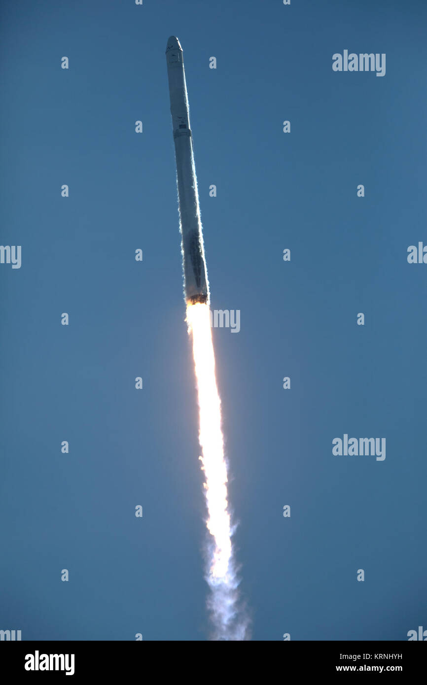 Les deux étages de lanceurs Falcon 9 décollera de lancement de l'espace 40 à Cap Canaveral Air Force Station portant le vaisseau de ravitaillement de dragon à la Station spatiale internationale. Le décollage était à 10:36 HNE. Sur sa 13e mission commerciale services de ravitaillement de la Station spatiale internationale, Dragon, de fournitures, d'équipement et de nouvelles expériences scientifiques pour la recherche technologique. Le SpaceX Dragon spacecraft fournira environ 4 800 livres de fret et de matériel à l'appui des enquêtes scientifiques à bord de la station spatiale. KSC-20171215-PH KLS01 0054 (38192332165) Banque D'Images