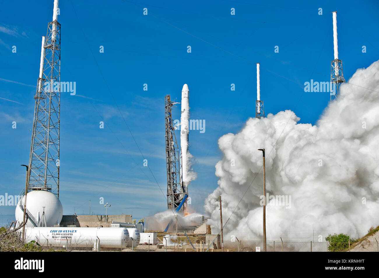 Les deux étages de lanceurs Falcon 9 décollera de lancement de l'espace 40 à Cap Canaveral Air Force Station portant le vaisseau de ravitaillement de dragon à la Station spatiale internationale. Le décollage était à 10:36 HNE. Sur sa 13e mission commerciale services de ravitaillement de la Station spatiale internationale, Dragon, de fournitures, d'équipement et de nouvelles expériences scientifiques pour la recherche technologique. Le SpaceX Dragon spacecraft fournira environ 4 800 livres de fret et de matériel à l'appui des enquêtes scientifiques à bord de la station spatiale. KSC-20171215-PH AWG03 0011 (38365699324) Banque D'Images