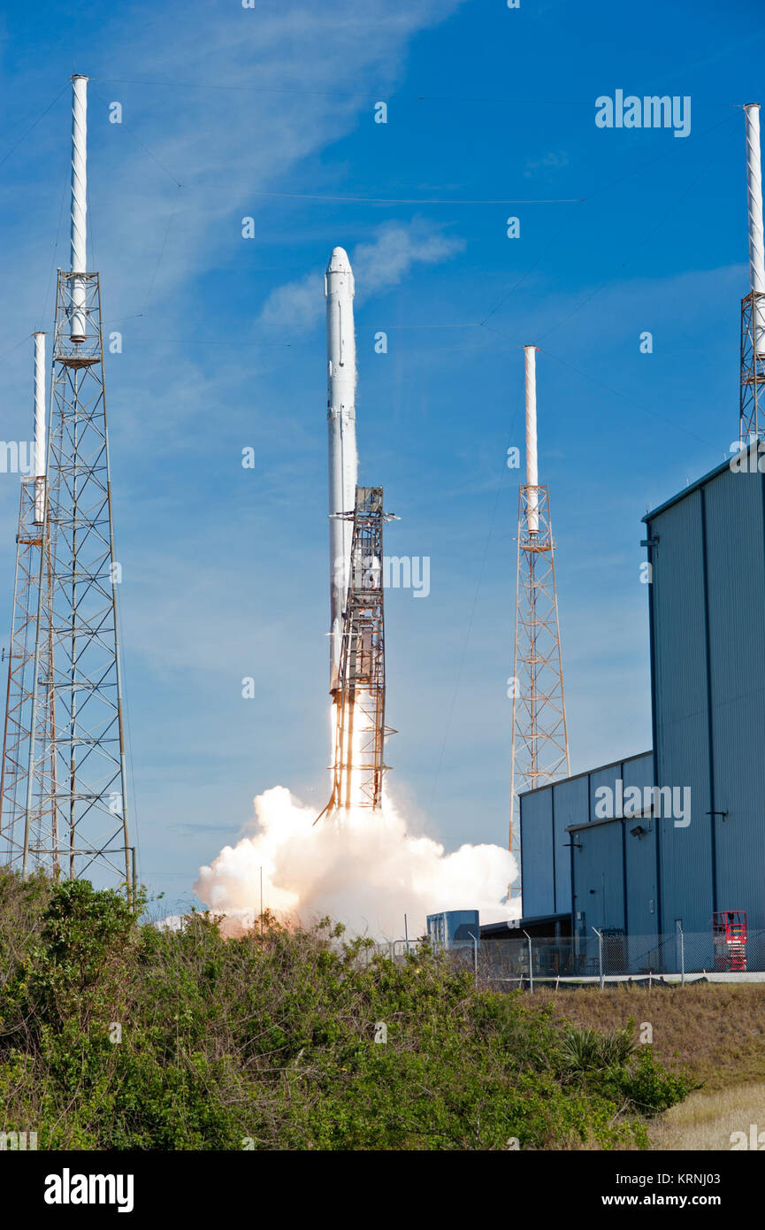 Les deux étages de lanceurs Falcon 9 décollera de lancement de l'espace 40 à Cap Canaveral Air Force Station portant le vaisseau de ravitaillement de dragon à la Station spatiale internationale. Le décollage était à 10:36 HNE. Sur sa 13e mission commerciale services de ravitaillement de la Station spatiale internationale, Dragon, de fournitures, d'équipement et de nouvelles expériences scientifiques pour la recherche technologique. Le SpaceX Dragon spacecraft fournira environ 4 800 livres de fret et de matériel à l'appui des enquêtes scientifiques à bord de la station spatiale. KSC-20171215-PH AWG01 0004 (25208959058) Banque D'Images