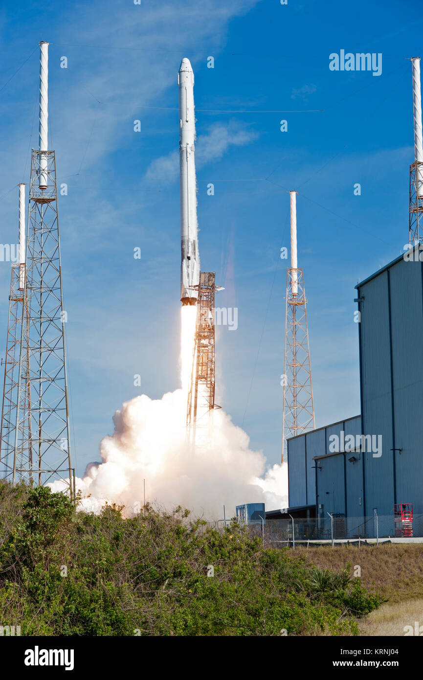 Les deux étages de lanceurs Falcon 9 décollera de lancement de l'espace 40 à Cap Canaveral Air Force Station portant le vaisseau de ravitaillement de dragon à la Station spatiale internationale. Le décollage était à 10:36 HNE. Sur sa 13e mission commerciale services de ravitaillement de la Station spatiale internationale, Dragon, de fournitures, d'équipement et de nouvelles expériences scientifiques pour la recherche technologique. Le SpaceX Dragon spacecraft fournira environ 4 800 livres de fret et de matériel à l'appui des enquêtes scientifiques à bord de la station spatiale. KSC-20171215-PH AWG01 0006 (39075497331) Banque D'Images
