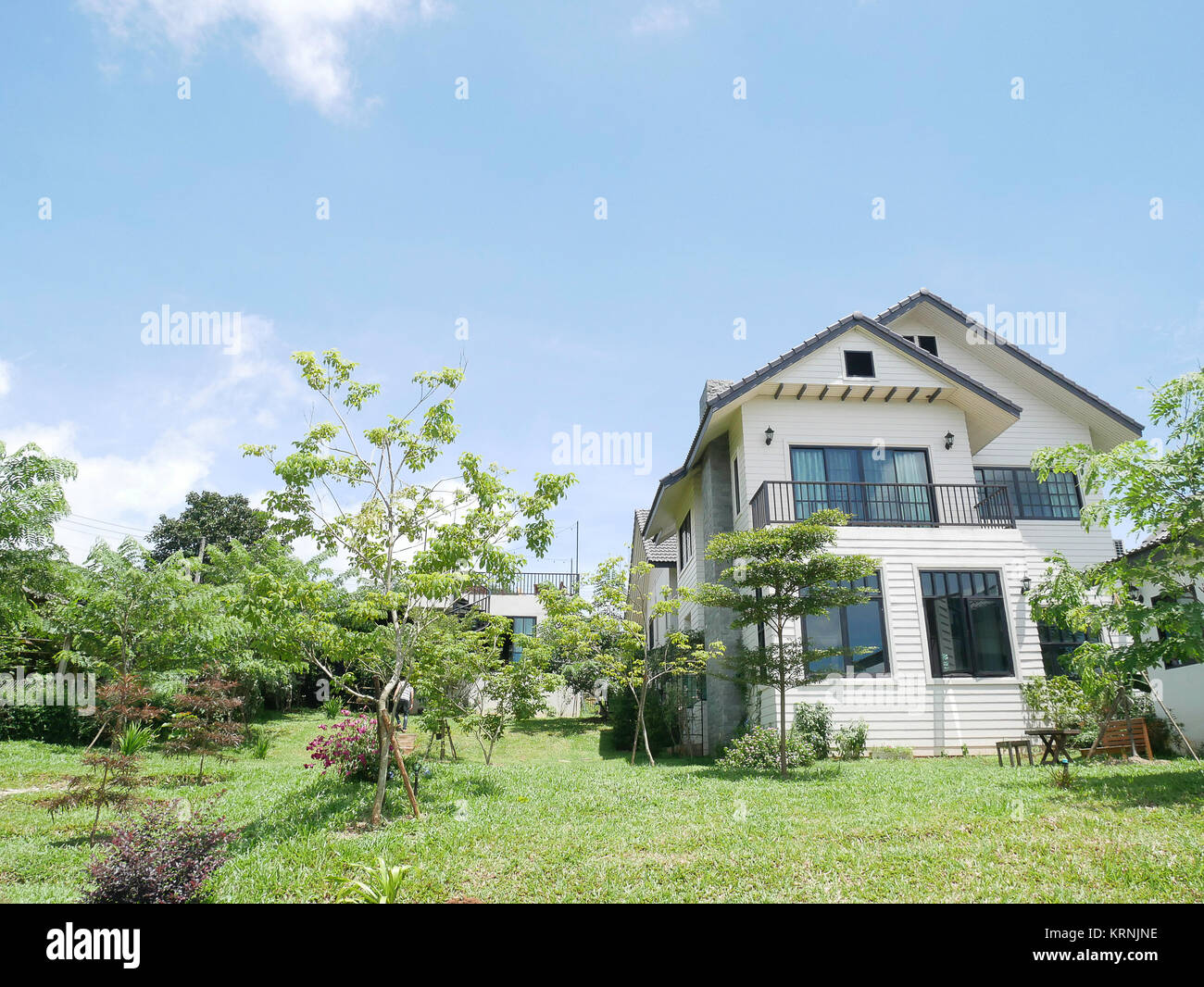 La belle maison du comté de blanc à partir de la province du nord de la Thaïlande dans le jardin Banque D'Images