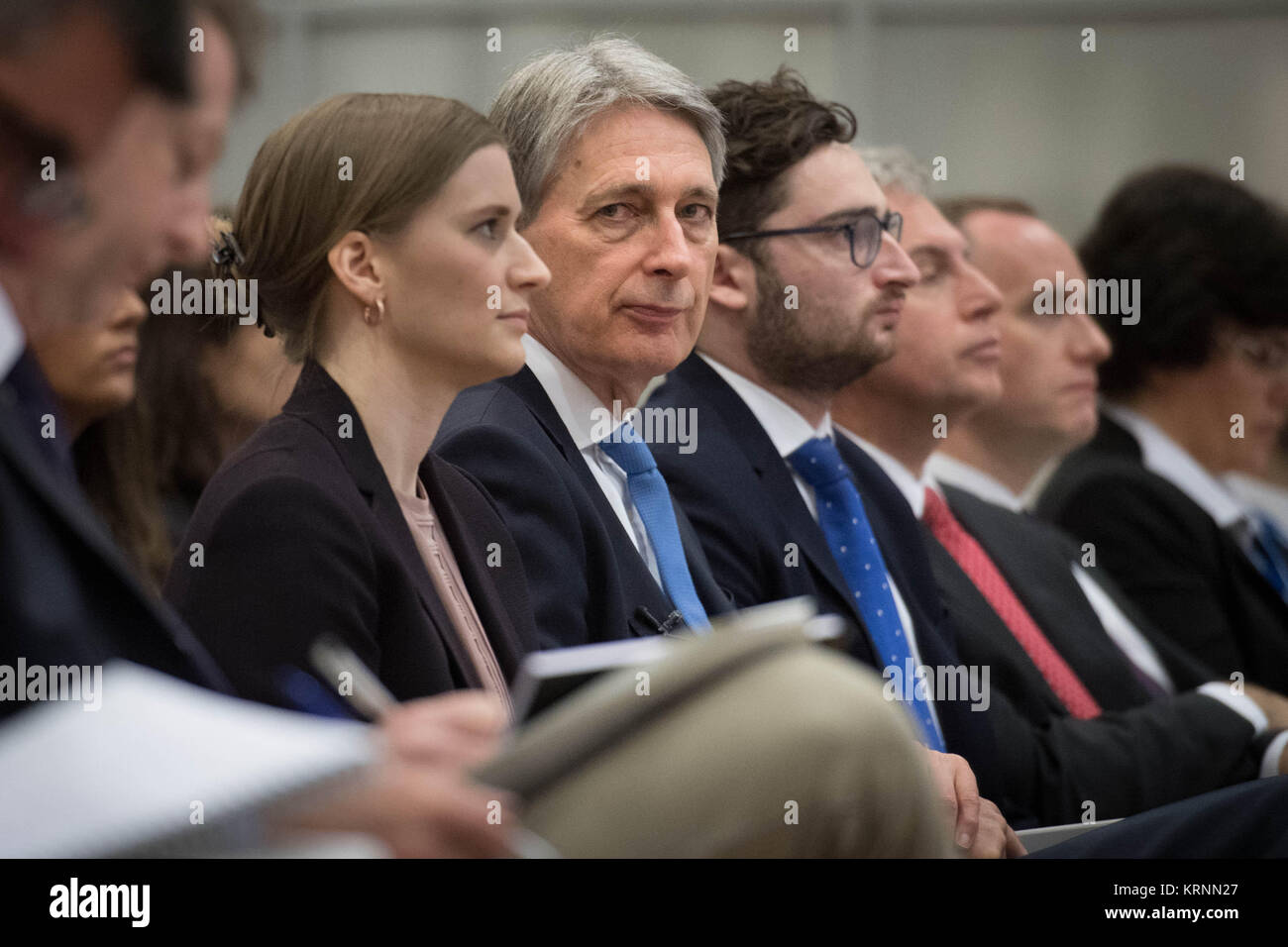 Chancelier de l'Échiquier Philip Hammond (centre) lors d'une conférence de presse à l'occasion de la publication de l'article 2017 IV Évaluation de la UK au trésor dans le centre de Londres. Banque D'Images